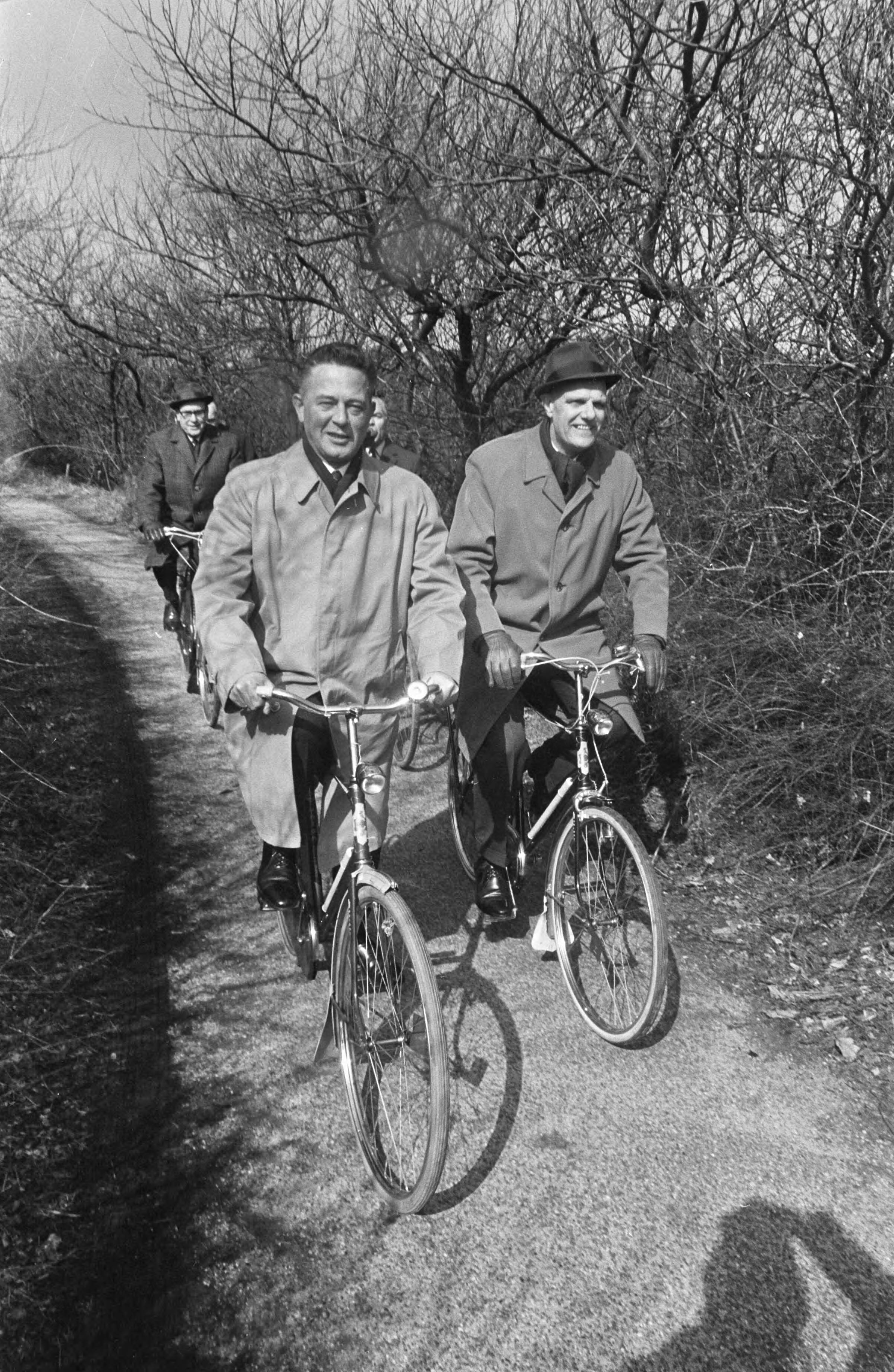 Fotocollectie Anefo — Burgemeester V.G.M. Marijnen van den Haag rijdt nieuw fietsroute aan Westzijde van Den Haag burgemeester Marijnen (l) en wethouder mr. A.J. Dankelman op de — Foto: Evers, Joost / Anefo. Licentie: Set B: Rechtenvrij / Publiek Domein. Bron: Nationaal Archief. http://hdl.handle.net/10648/ab644c8c-d0b4-102d-bcf8-003048976d84
