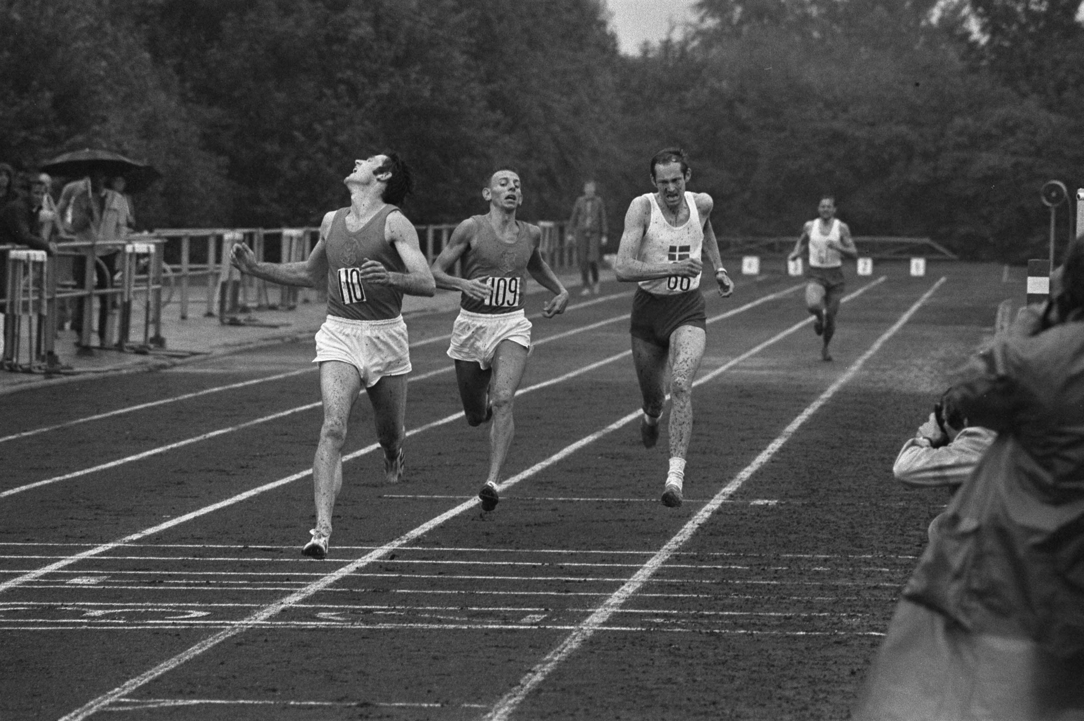 Fotocollectie Anefo — Atletiek Nederland tegen Denemarken in Groningen; nr. 21: (links) B. Wassenaar , midden H. Scharm — Foto: Verhoeff, Bert / Anefo. Licentie: Set B: Rechtenvrij / Publiek Domein. Bron: Nationaal Archief. http://hdl.handle.net/10648/aba06776-d0b4-102d-bcf8-003048976d84