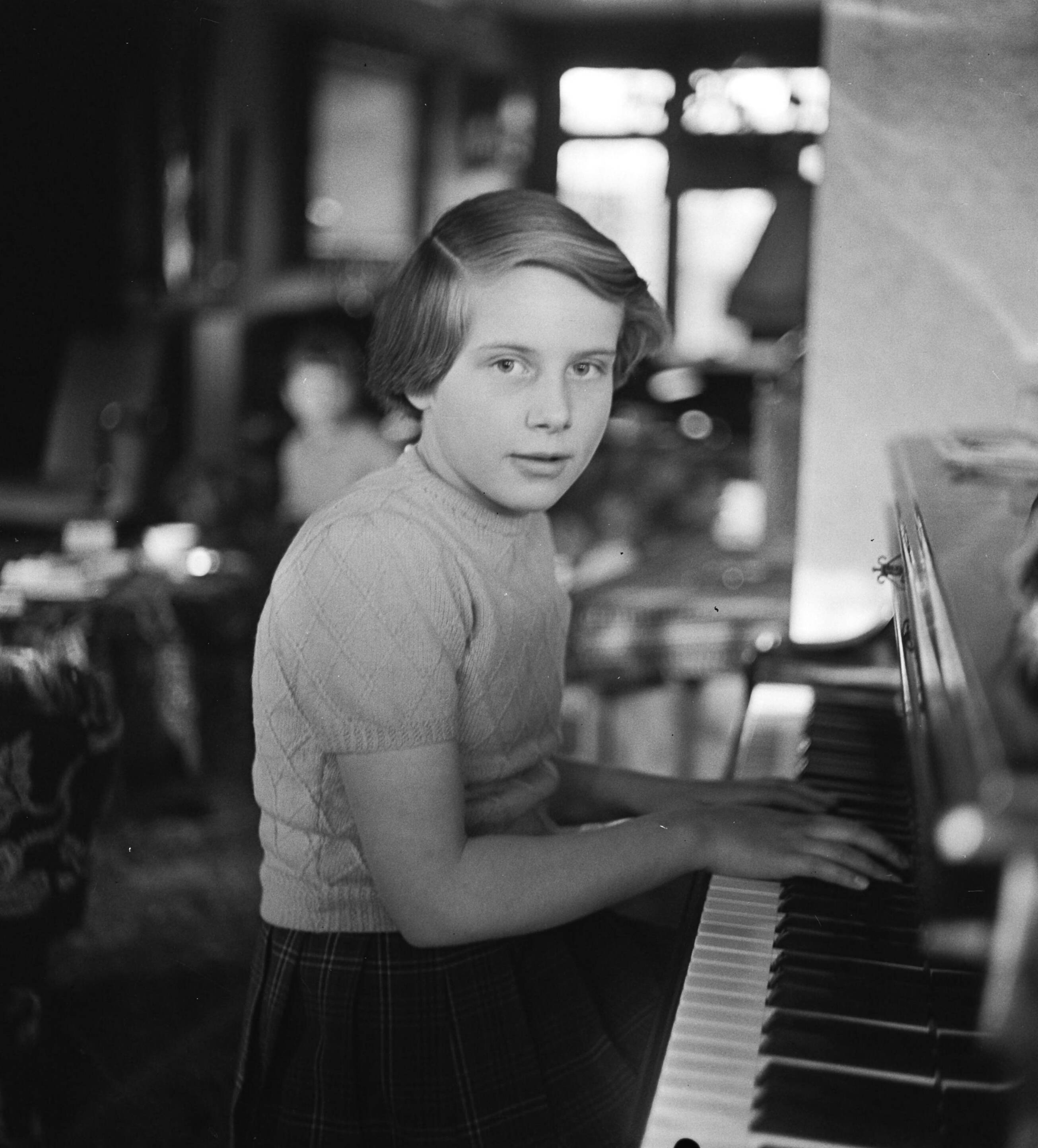 Fotocollectie Anefo — Opdracht Heer Smulders Voorburg. Kinderfoto's. Meisje aan piano — Foto: Bilsen, Joop van / Anefo. Licentie: Set B: Rechtenvrij / Publiek Domein. Bron: Nationaal Archief. http://hdl.handle.net/10648/a906e2d8-d0b4-102d-bcf8-003048976d84