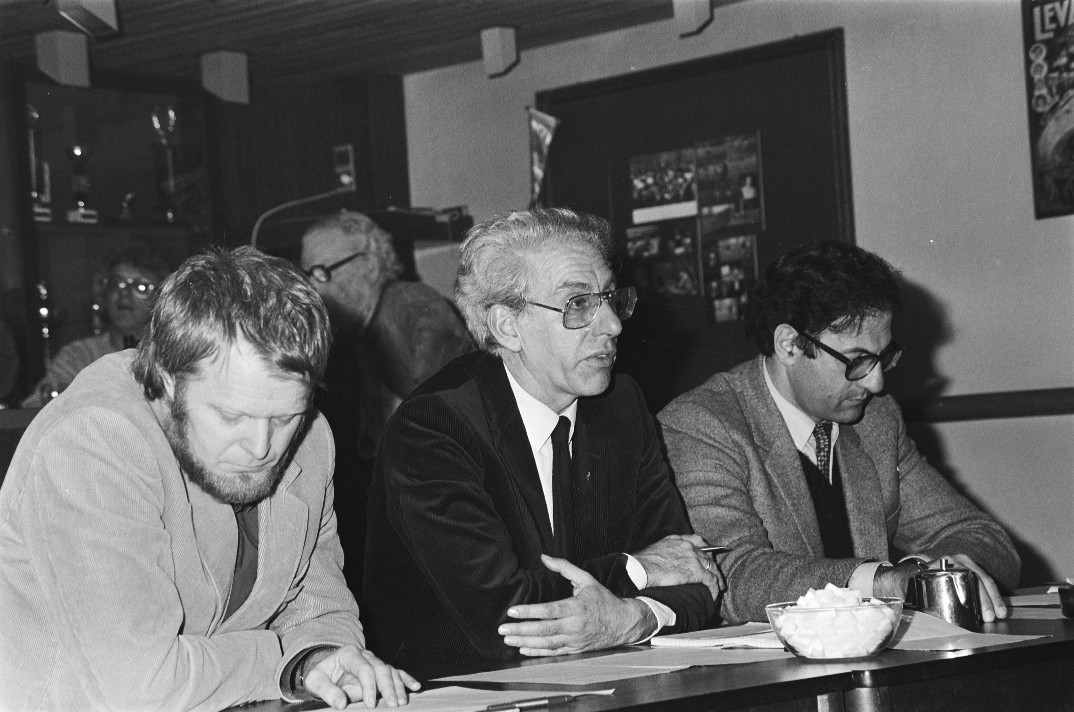 Fotocollectie Anefo — Persconferentie in verband met Amnesty International congres in Noordwijk in Carre. Jose Zalaquelt , Peter Baehr en Thomas Hammarberg — Foto: Dijk, Hans van / Anefo. Licentie: Set B: Rechtenvrij / Publiek Domein. Bron: Nationaal Archief. http://hdl.handle.net/10648/ad1676d6-d0b4-102d-bcf8-003048976d84