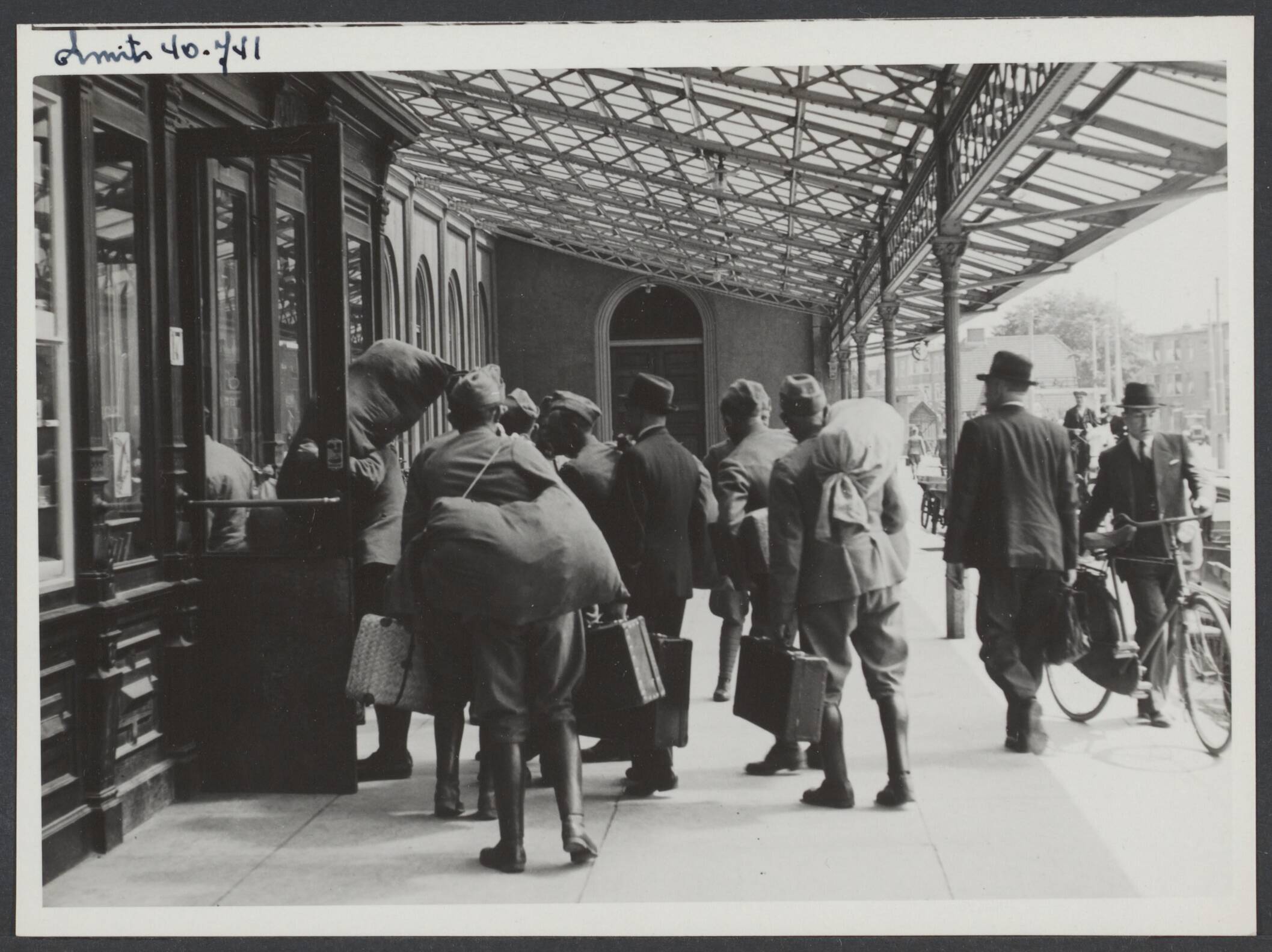 Demobilisatie 1940 — Serie: Demobilisatie Den Haag [militairen met plunjezakken bij Station Hollands Spoor] — Foto: Smits, Roeland Pieter / Spaarnestad. Licentie: Set B: Rechtenvrij / Publiek Domein. Bron: Nationaal Archief. http://hdl.handle.net/10648/b5b01843-b99f-5660-c82a-4c2bfbde944b