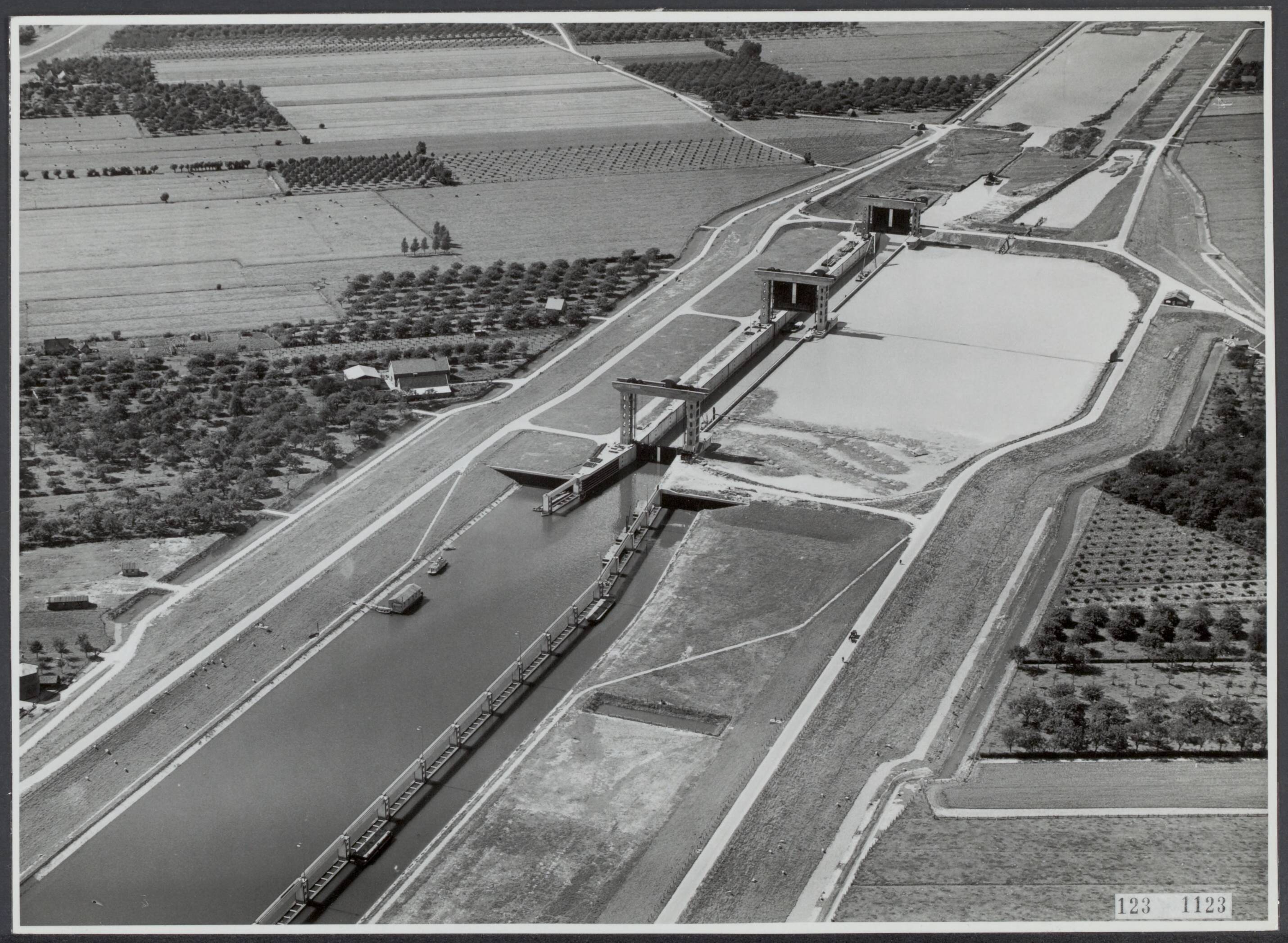 Fotocollectie Rijksvoorlichtingsdienst Eigen — Luchtopname. Sluis te Wijk bij Duurstede — Foto: KLM Aerocarto / Rechtenvrij. Licentie: Set B: Rechtenvrij / Publiek Domein. Bron: Nationaal Archief. http://hdl.handle.net/10648/af2ff1ea-d0b4-102d-bcf8-003048976d84