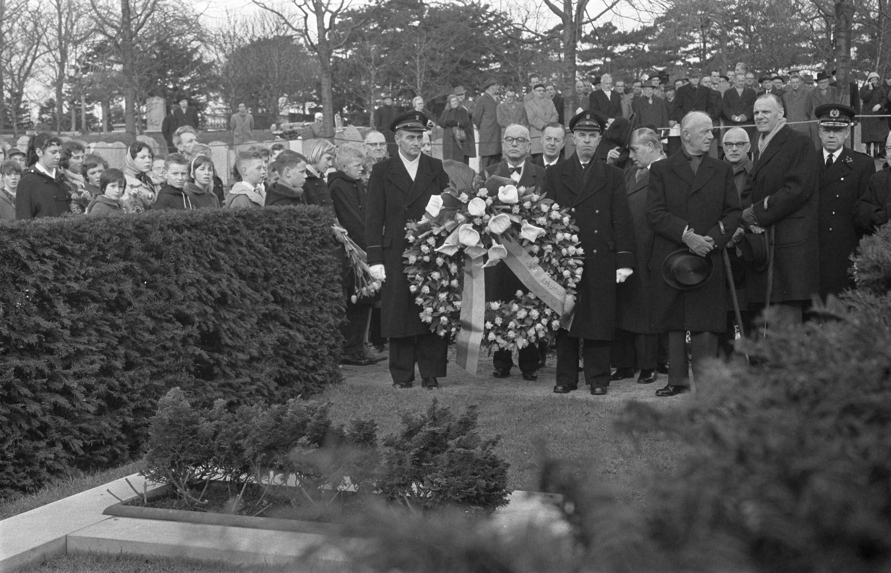 Fotocollectie Anefo — Herdenking bombardement van het Bezuidenhout in Den Haag. Het leggen van kransen bij het monument — Foto: Pot, Harry / Anefo. Licentie: Set B: Rechtenvrij / Publiek Domein. Bron: Nationaal Archief. http://hdl.handle.net/10648/a9a93de4-d0b4-102d-bcf8-003048976d84