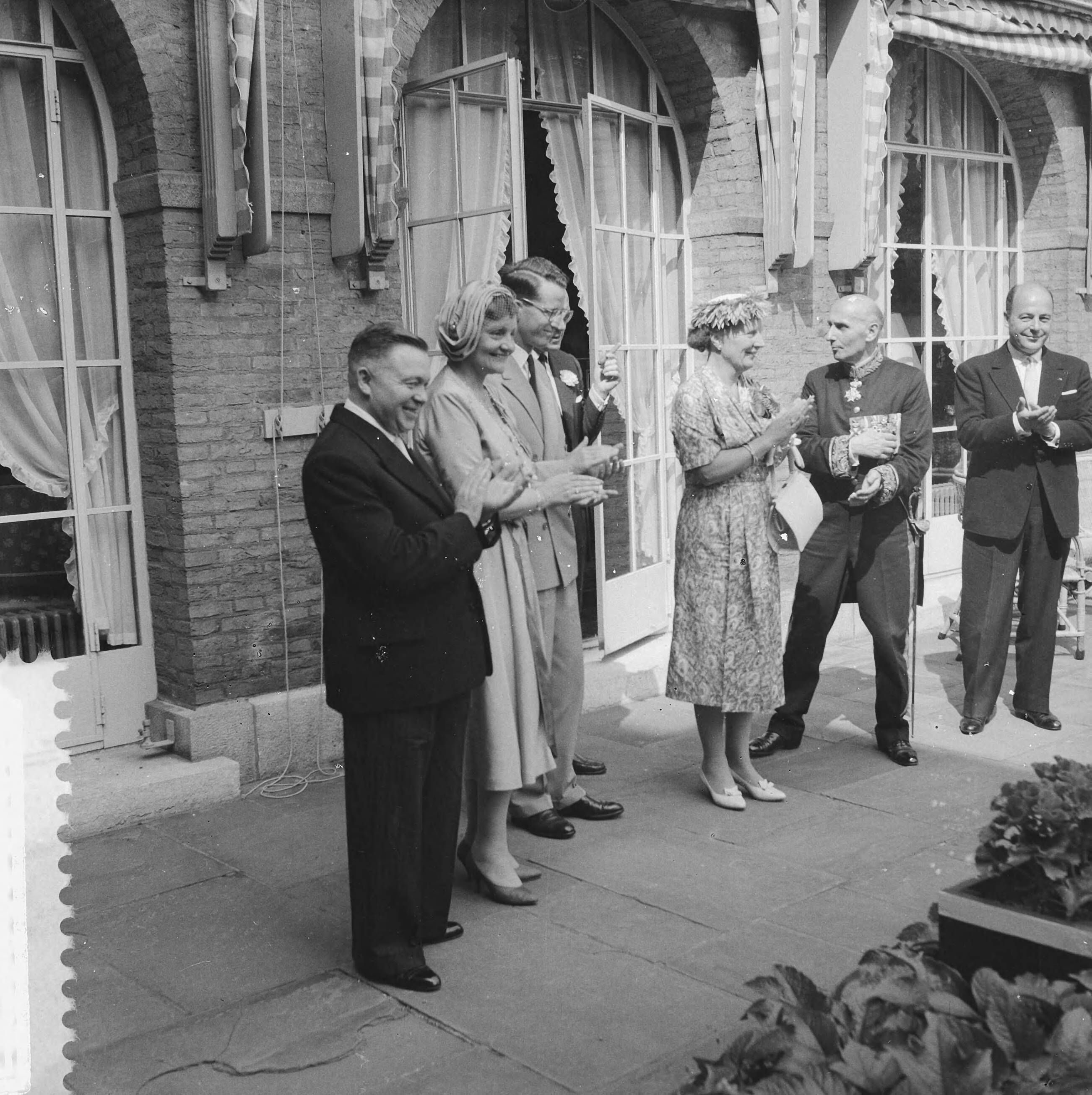 Staatsbezoek koning Boudewijn 1959 — Vierde dag van het bezoek van koning Boudewijn. Koninklijk gezelschap luistert naar zang van de Maastrichter Staar — Foto: Noske, J.D. / Anefo. Licentie: Set B: Rechtenvrij / Publiek Domein. Bron: Nationaal Archief. http://hdl.handle.net/10648/a998cb6c-d0b4-102d-bcf8-003048976d84