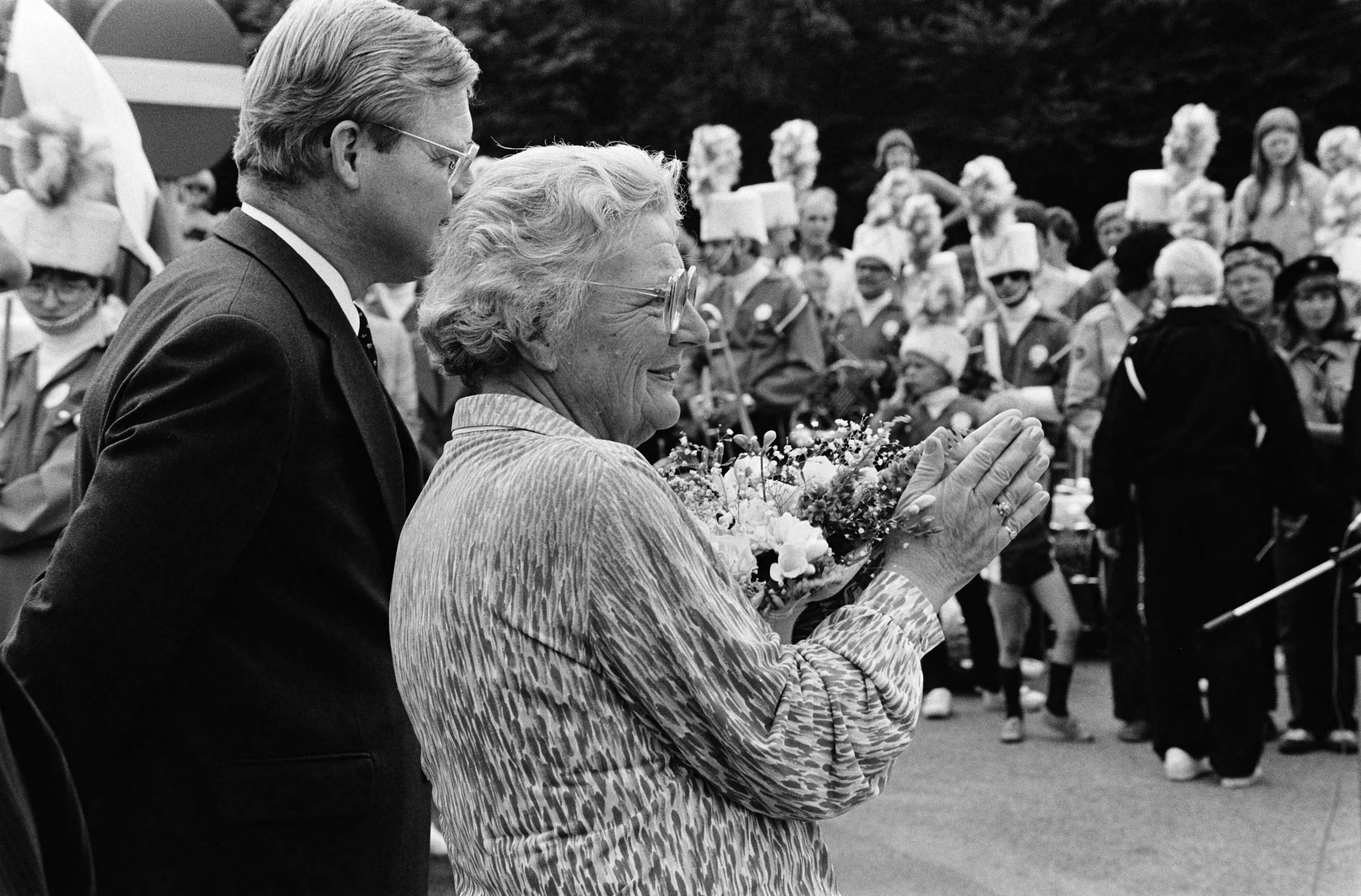 Fotocollectie Anefo — Prinses Juliana heeft een houten zitbank van de bevolking van Soest aangeboden gekregen; klappende Prinses Juliana — Foto: Dijk, Hans van / Anefo. Licentie: Set B: Rechtenvrij / Publiek Domein. Bron: Nationaal Archief. http://hdl.handle.net/10648/acfd0386-d0b4-102d-bcf8-003048976d84