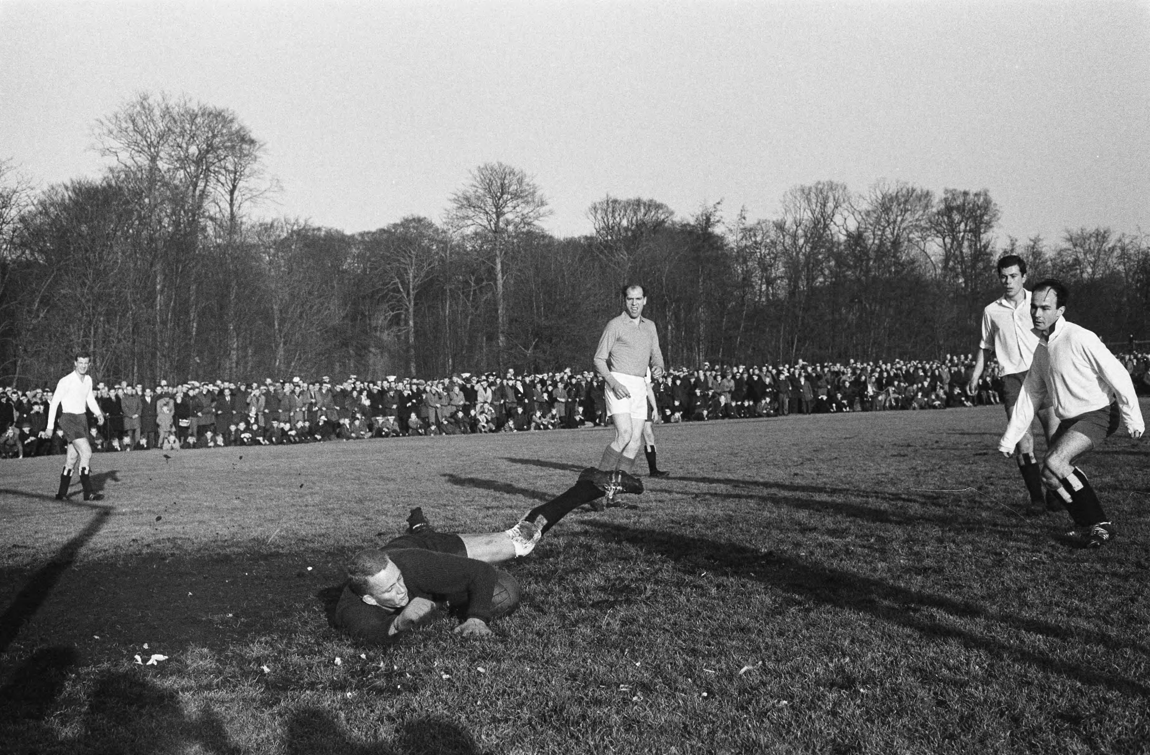 Fotocollectie Anefo — Traditionele nieuwjaars-voetbalwedstrijd Koninkiijke HFC tegen Oud-internationals 3-3. Spelmoment, op de grond KHFC-keeper Van der Meulen, in het midden Wout Heinen — Foto: Pot, Harry / Anefo. Licentie: Set B: Rechtenvrij / Publiek Domein. Bron: Nationaal Archief. http://hdl.handle.net/10648/aa53f6d0-d0b4-102d-bcf8-003048976d84