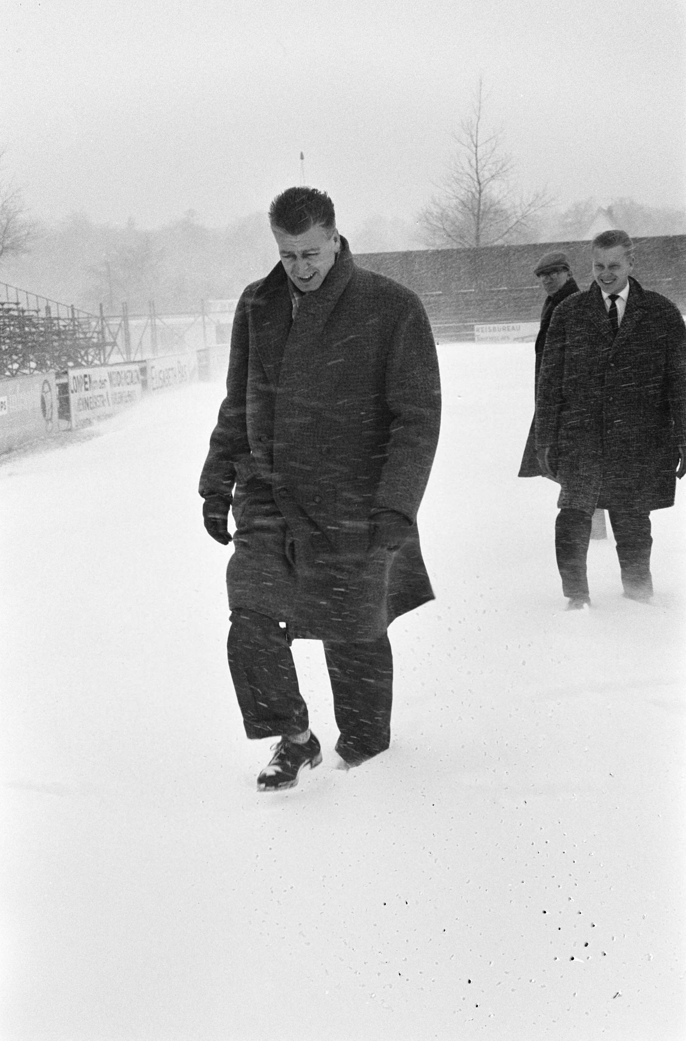 Fotocollectie Anefo — Voetbal. RCH tegen Wageningen, scheidsrechter Van der Berg inspecteert voor het laatst het veld. Achter hem grensrechter Griek — Foto: Pot, Harry / Anefo. Licentie: Set B: Rechtenvrij / Publiek Domein. Bron: Nationaal Archief. http://hdl.handle.net/10648/aa244642-d0b4-102d-bcf8-003048976d84