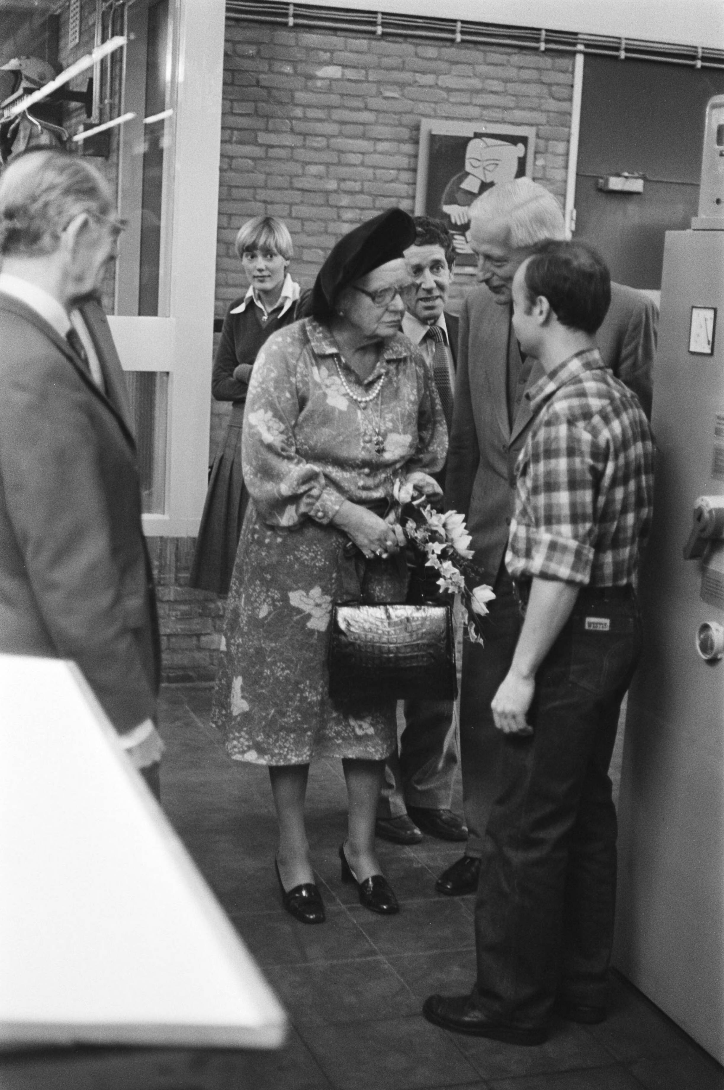 Fotocollectie Anefo — koningin Juliana bezoekt Fa. Joh. Enschede in Haarlem — Foto: Suyk, Koen / Anefo. Licentie: Set B: Rechtenvrij / Publiek Domein. Bron: Nationaal Archief. http://hdl.handle.net/10648/acbccf3c-d0b4-102d-bcf8-003048976d84