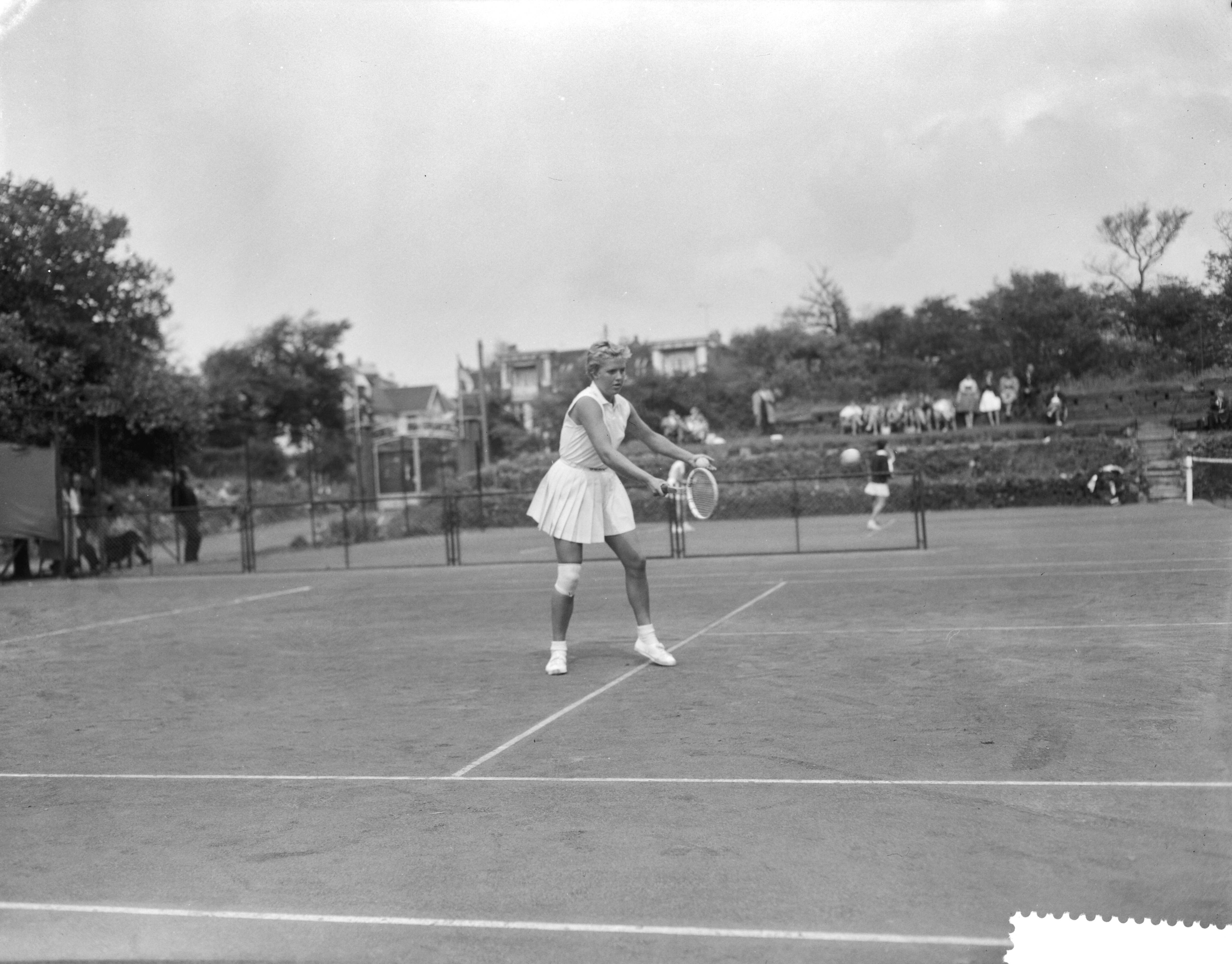 Fotocollectie Anefo — Nationale tenniskampioenschappen op de METS-banen te Scheveningen. Joyce Marinkelle — Foto: Bilsen, Joop van / Anefo. Licentie: Set B: Rechtenvrij / Publiek Domein. Bron: Nationaal Archief. http://hdl.handle.net/10648/a9b6d580-d0b4-102d-bcf8-003048976d84