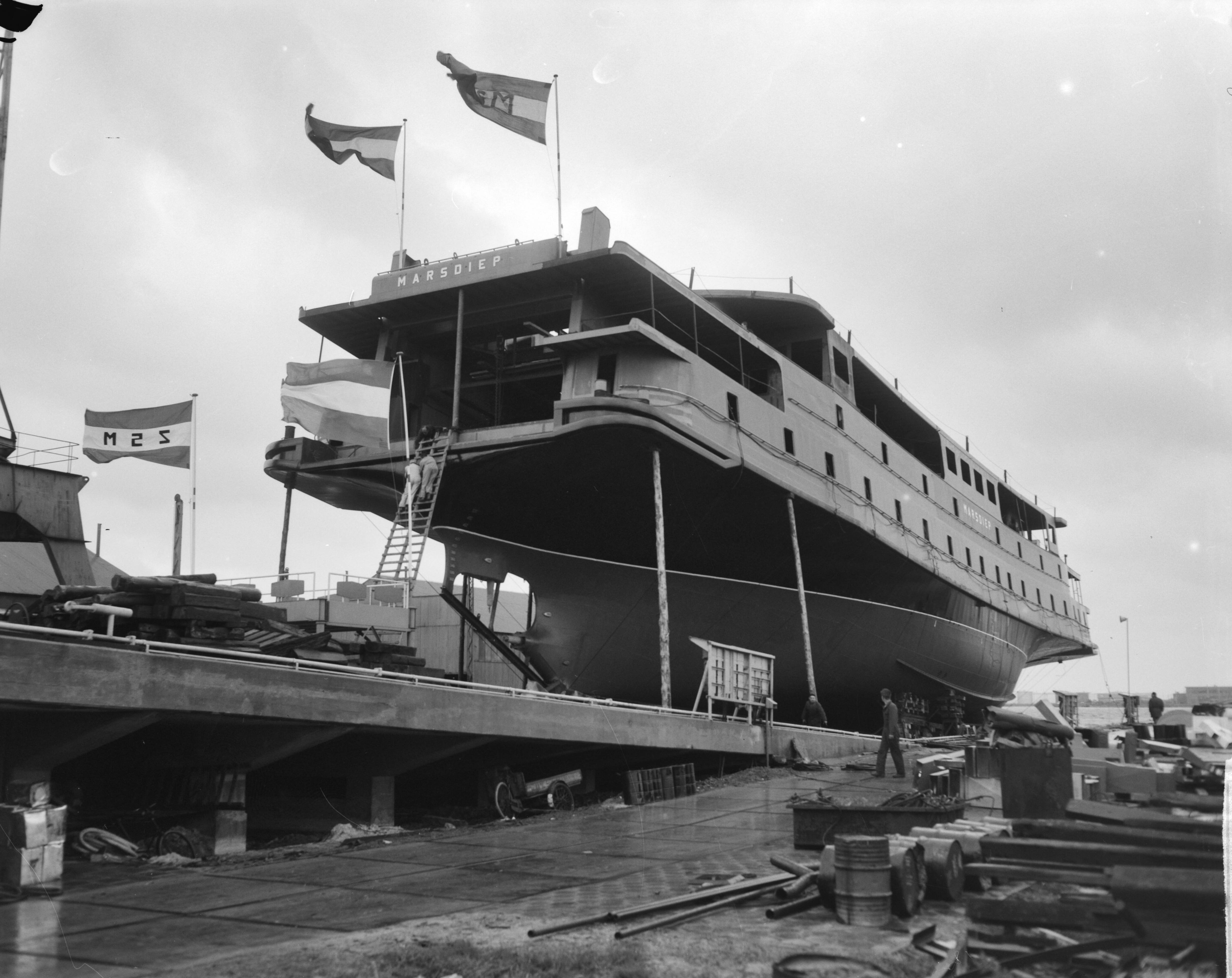 Fotocollectie Anefo — Opdracht Zaanlandse Scheepsbouw Maatschappij. Tewaterlating veerboot "Marsdiep" te Zaandam — Foto: Bilsen, Joop van / Anefo. Licentie: Set B: Rechtenvrij / Publiek Domein. Bron: Nationaal Archief. http://hdl.handle.net/10648/aa36383e-d0b4-102d-bcf8-003048976d84