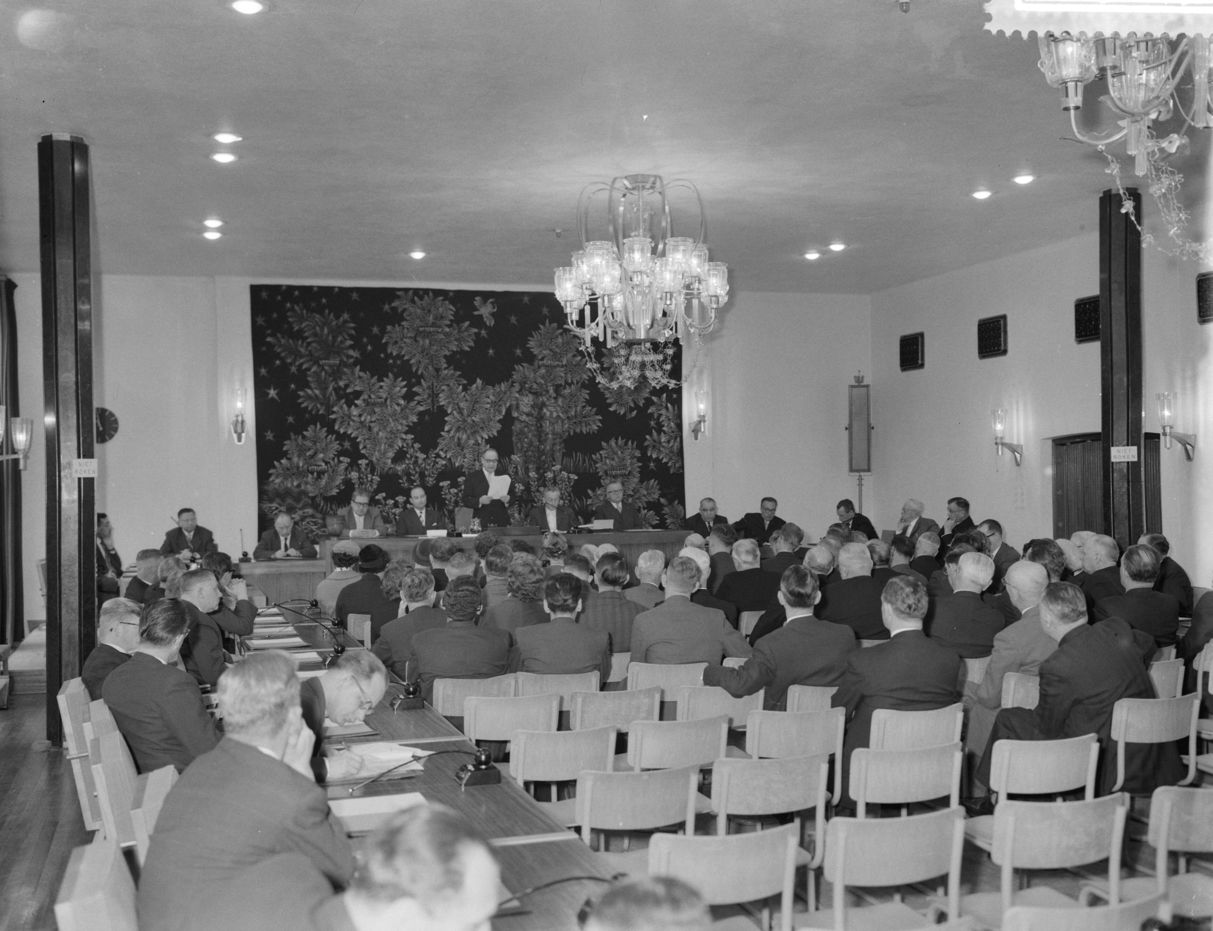 Fotocollectie Anefo — Openbare vergadering voor Detailhandel in alcoholhoudende dranken in het SER gebouw te Den Haag — Foto: Rossem, Wim van / Anefo. Licentie: Set B: Rechtenvrij / Publiek Domein. Bron: Nationaal Archief. http://hdl.handle.net/10648/a9a4d498-d0b4-102d-bcf8-003048976d84