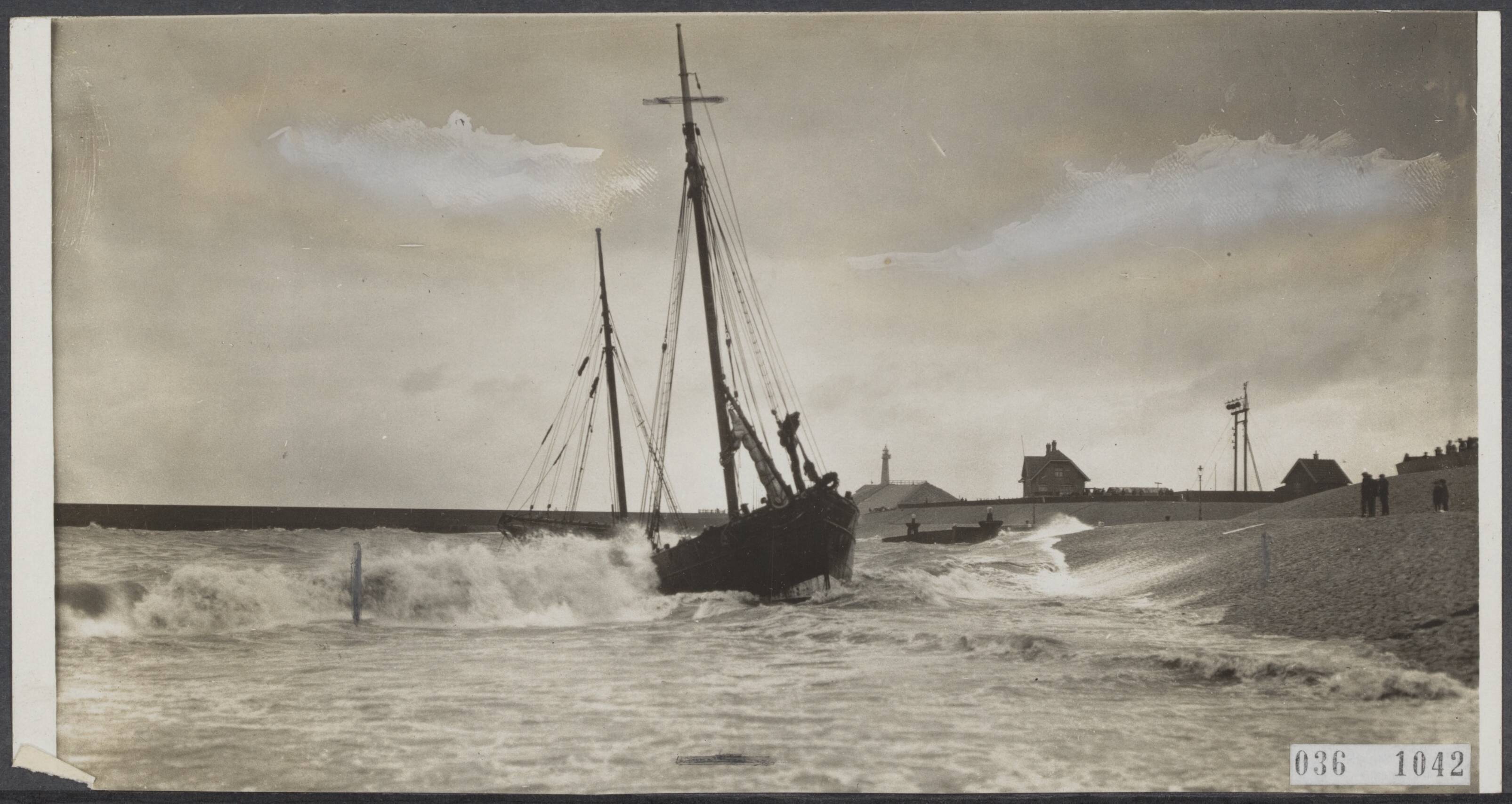 Fotocollectie Elsevier Binnenland — Stranding motorlogger Sch 64 bij Scheveningen — Foto: N.V. Vereenigde Fotobureaux. Licentie: Set B: Rechtenvrij / Publiek Domein. Bron: Nationaal Archief. http://hdl.handle.net/10648/aded567e-d0b4-102d-bcf8-003048976d84