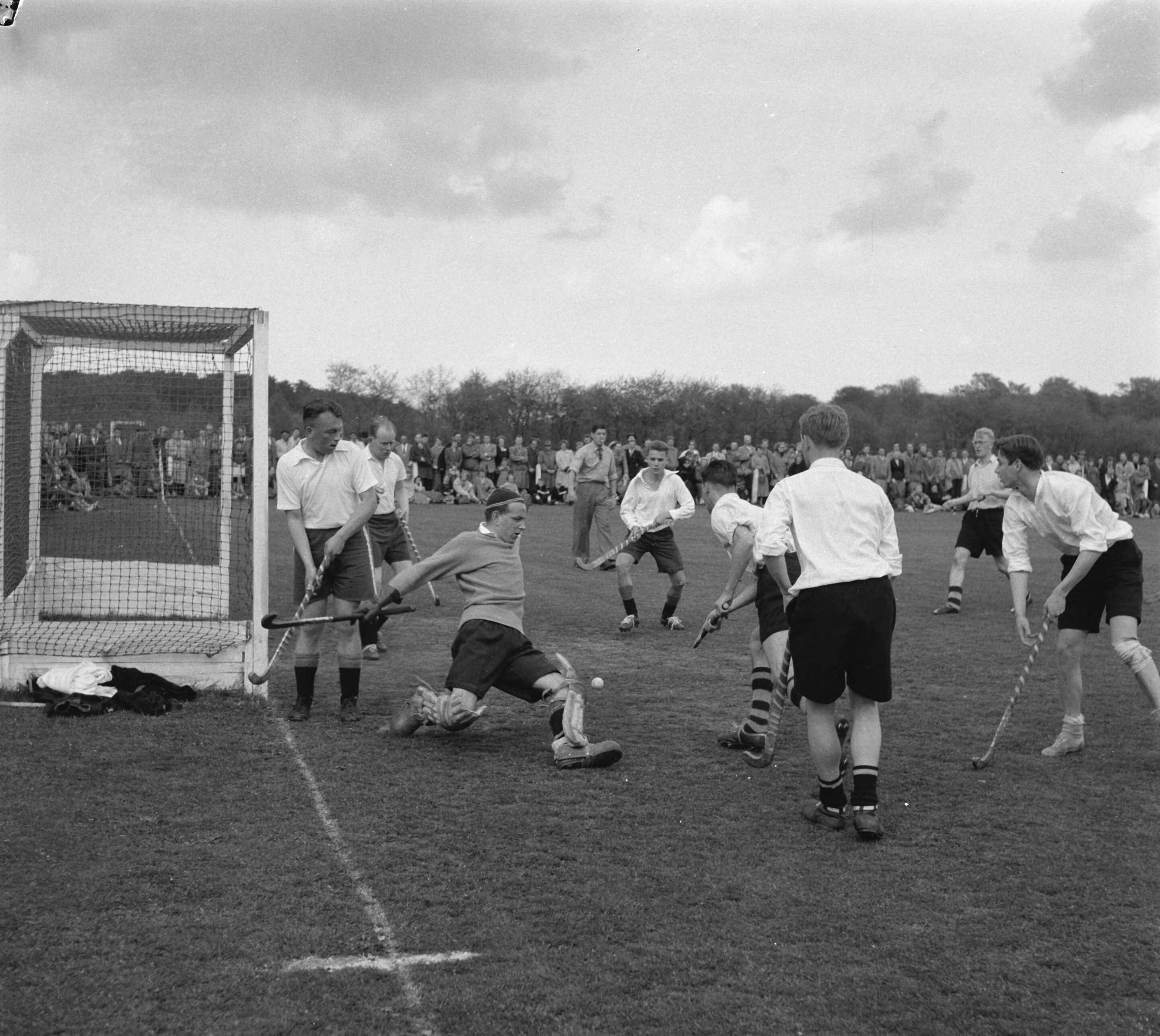 Fotocollectie Anefo — Hockey. Laren tegen MHV 3-0. Spelmoment — Foto: Behrens, Herbert F. / Anefo. Licentie: Set B: Rechtenvrij / Publiek Domein. Bron: Nationaal Archief. http://hdl.handle.net/10648/a947bdb2-d0b4-102d-bcf8-003048976d84