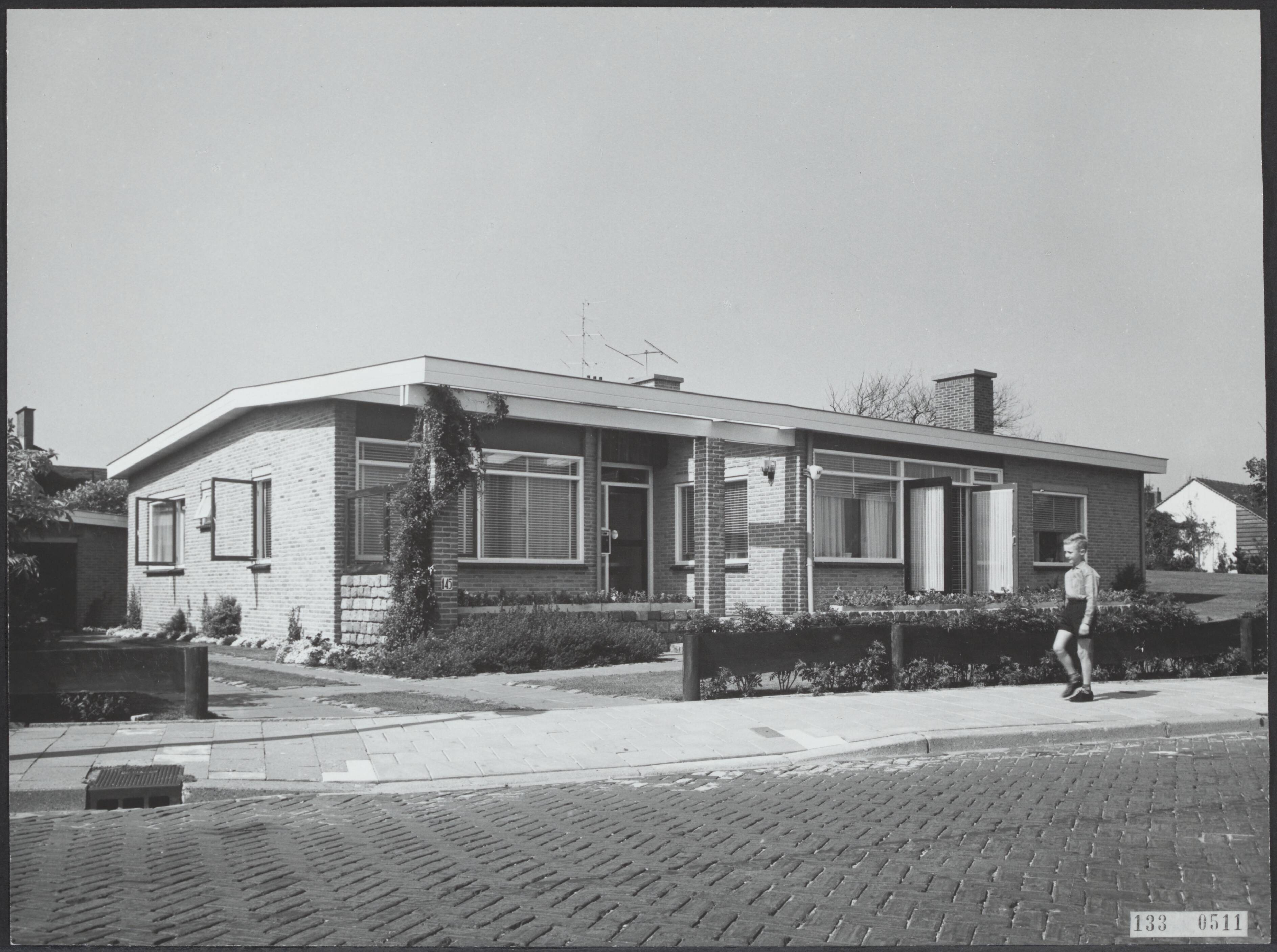 Fotocollectie Rijksvoorlichtingsdienst Eigen — Wassenaar. Bungalow aan de Duinweg — Foto: Fotodienst Gemeente Den Haag. Licentie: Set B: Rechtenvrij / Publiek Domein. Bron: Nationaal Archief. http://hdl.handle.net/10648/af597e98-d0b4-102d-bcf8-003048976d84