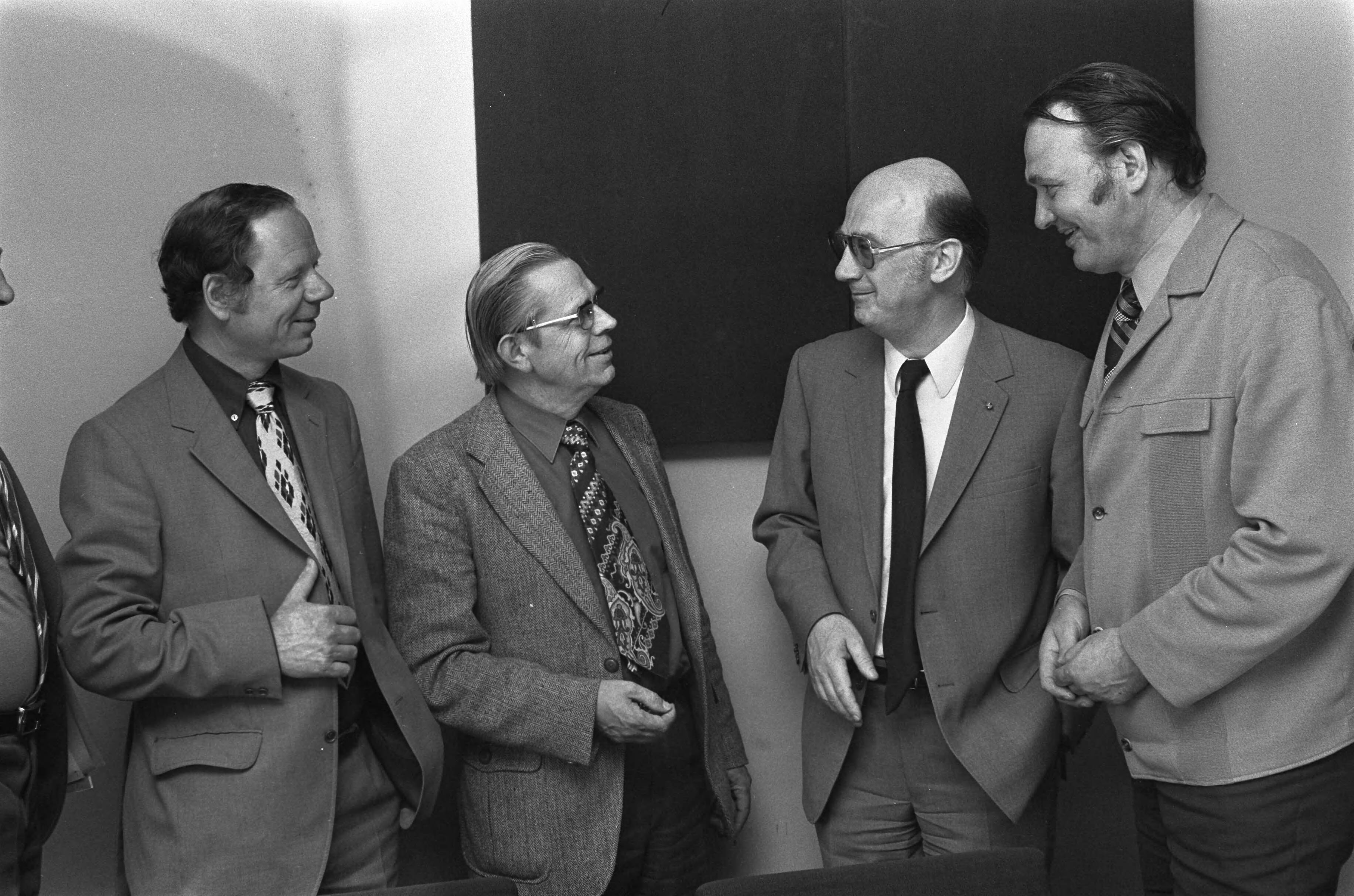 Fotocollectie Anefo — NKV-verbondsraad bijeen in Utrecht; v.l.n.r. Brouwer (voorzitter bouwbond NKV), Brussel (voorzitter Ind.bond N Wim Spit (voorzitter) en Herman Bode (bestuurslid) — Foto: Verhoeff, Bert / Anefo. Licentie: Set B: Rechtenvrij / Publiek Domein. Bron: Nationaal Archief. http://hdl.handle.net/10648/ac4b6810-d0b4-102d-bcf8-003048976d84