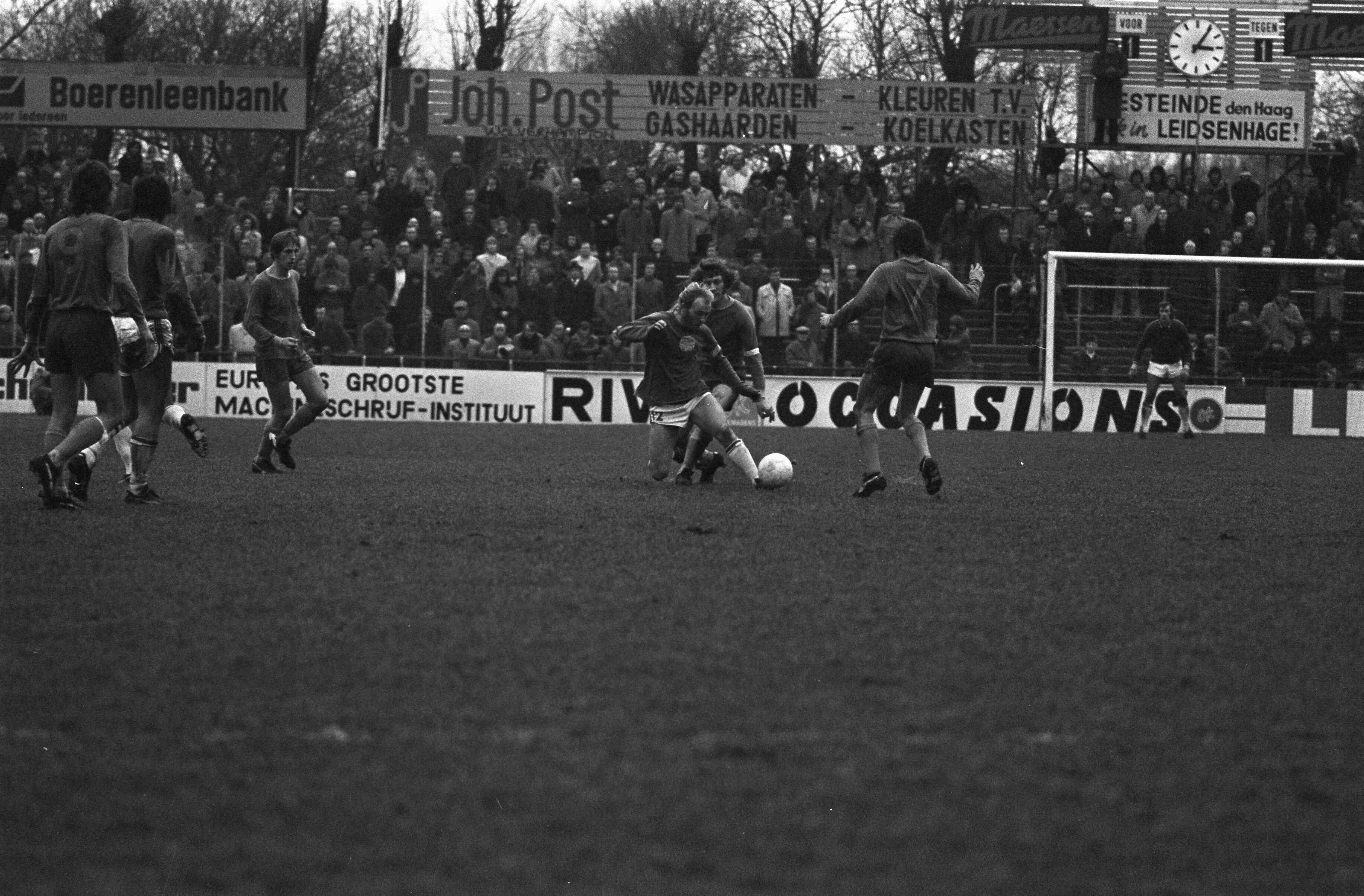 Fotocollectie Anefo — Den Haag tegen MVV 1-1, spelmoment — Foto: Mieremet, Rob / Anefo. Licentie: Set B: Rechtenvrij / Publiek Domein. Bron: Nationaal Archief. http://hdl.handle.net/10648/ac22da26-d0b4-102d-bcf8-003048976d84