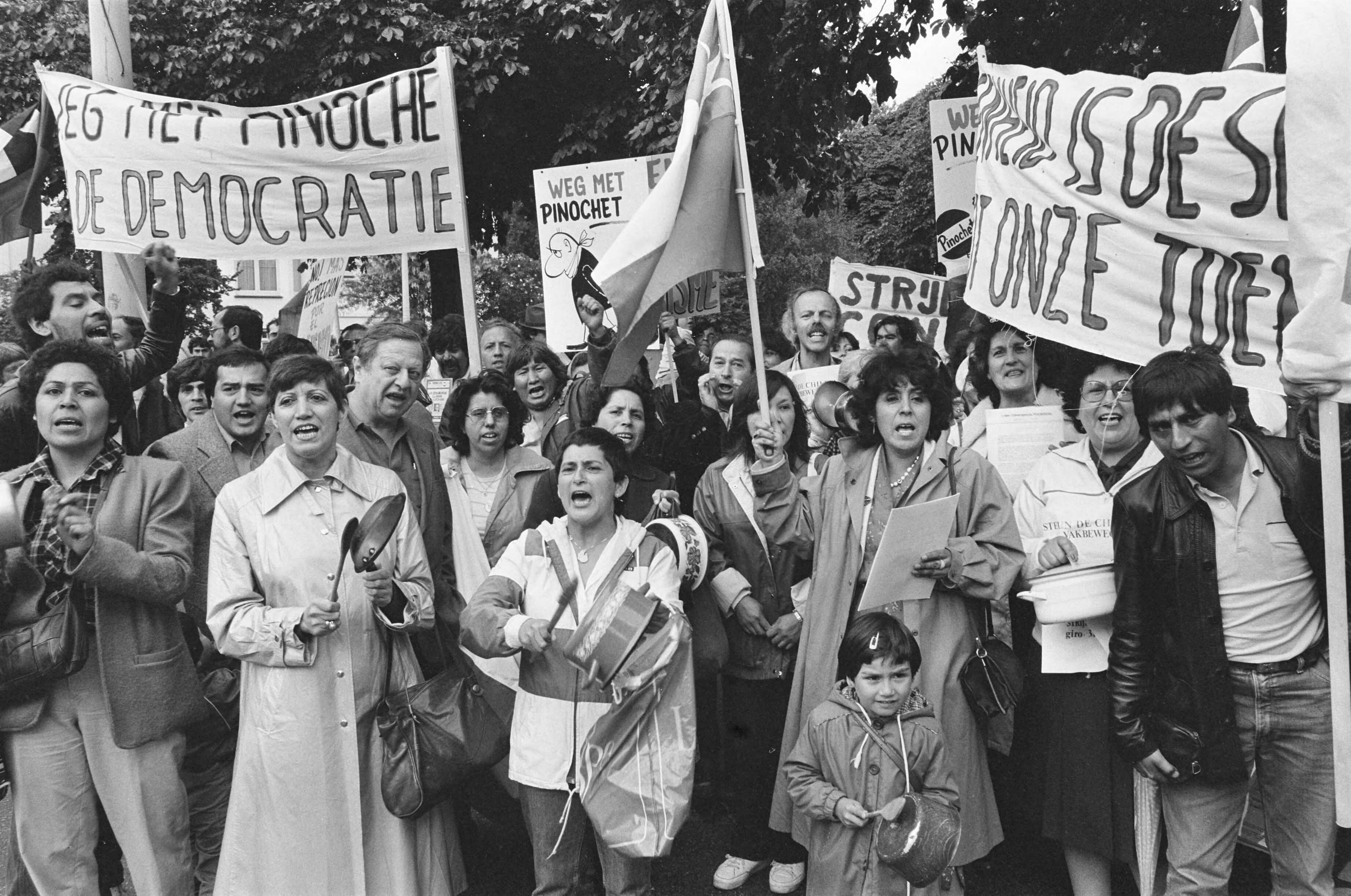 Fotocollectie Anefo — Groep Chilenen demonstreert tegen het miliair bewind van president Pinochet bij de Chileense ambassade in Den Haag — Foto: Croes, Rob C. / Anefo. Licentie: Set B: Rechtenvrij / Publiek Domein. Bron: Nationaal Archief. http://hdl.handle.net/10648/ad2aa48a-d0b4-102d-bcf8-003048976d84