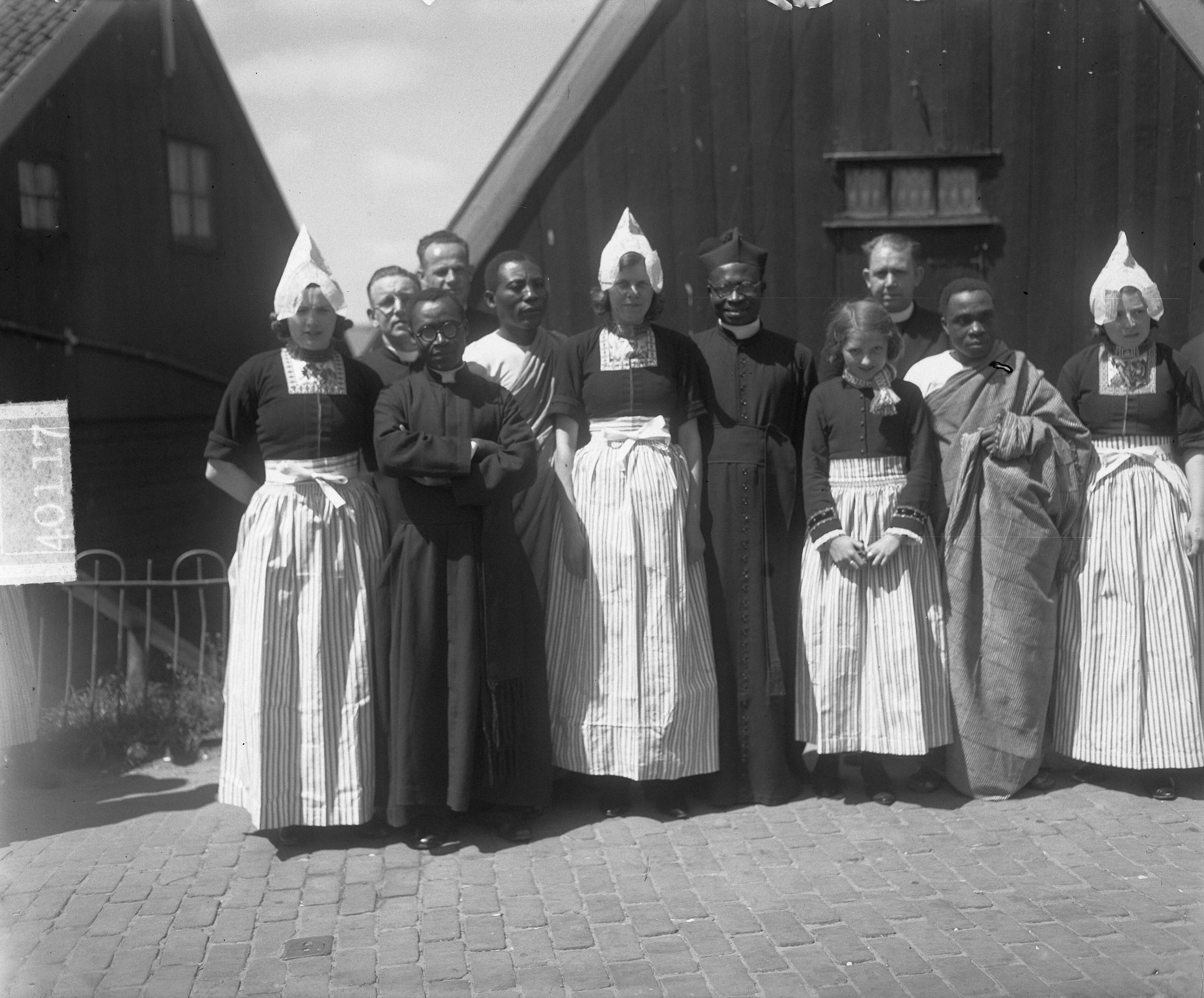 Fotocollectie Anefo — Afrikaanse priesters in Volendam — Foto: Winterbergen, Rolf / Anefo. Licentie: Set B: Rechtenvrij / Publiek Domein. Bron: Nationaal Archief. http://hdl.handle.net/10648/a8d9d9d2-d0b4-102d-bcf8-003048976d84