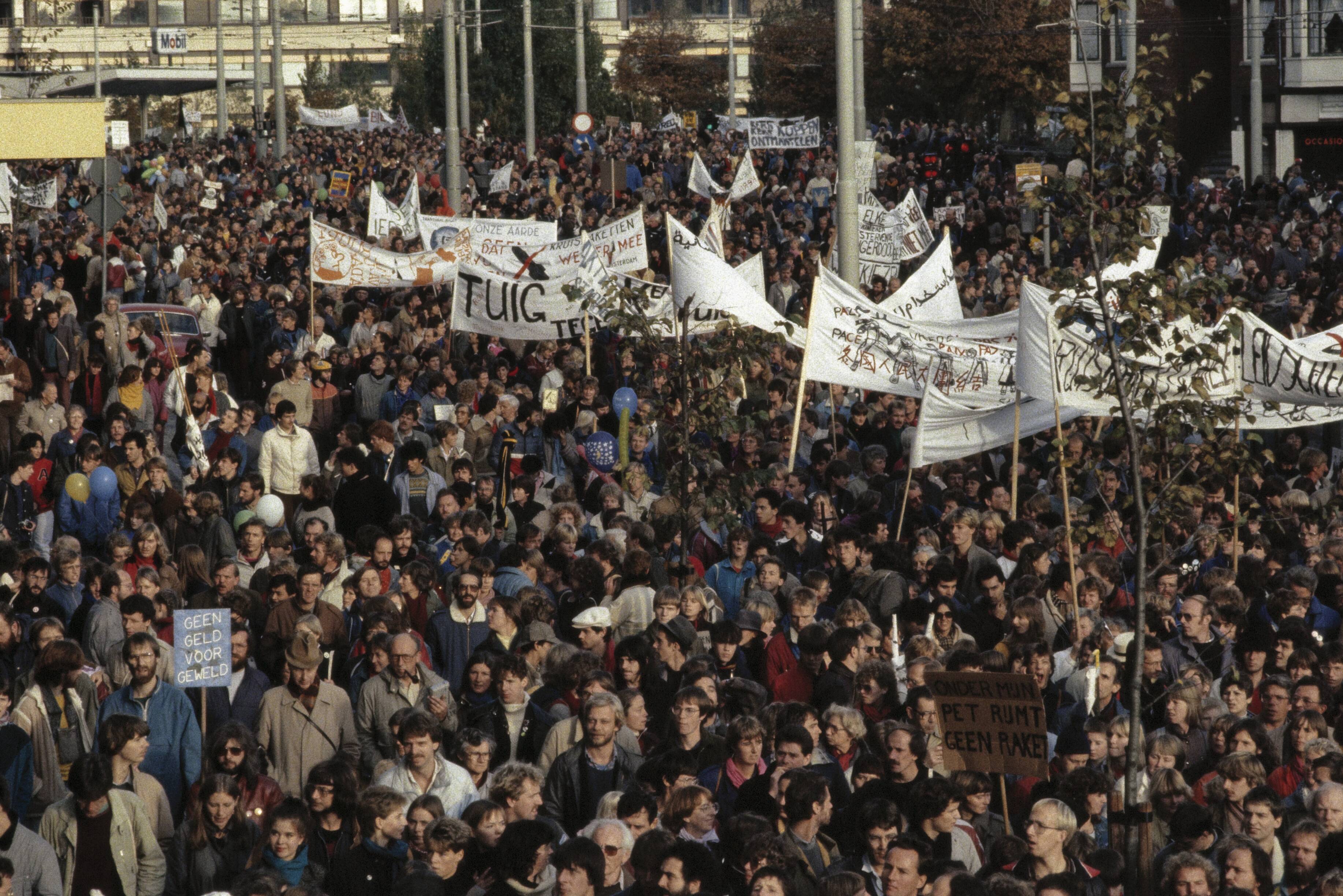 Fotocollectie Anefo — Anti kernwapendemonstratie in Den Haag ( 550 duizend deelnemers ); overzichten met diverse leuzen — Foto: Antonisse, Marcel / Anefo. Licentie: Set B: Rechtenvrij / Publiek Domein. Bron: Nationaal Archief. http://hdl.handle.net/10648/ad8b6388-d0b4-102d-bcf8-003048976d84