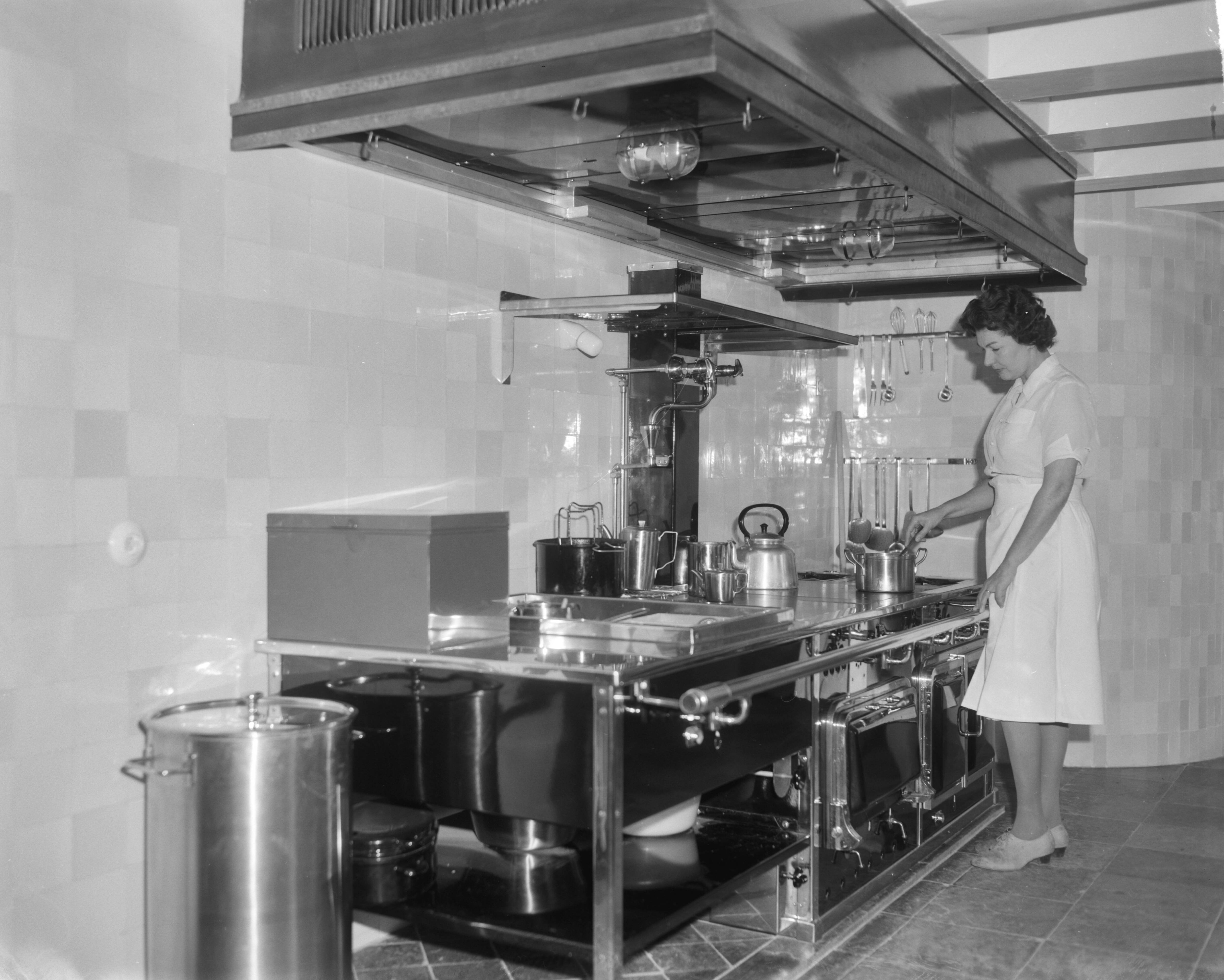 Fotocollectie Anefo — Interieur Slot Drakensteyn . De keuken — Foto: Bilsen, Joop van / Anefo. Licentie: Set B: Rechtenvrij / Publiek Domein. Bron: Nationaal Archief. http://hdl.handle.net/10648/aa306b98-d0b4-102d-bcf8-003048976d84
