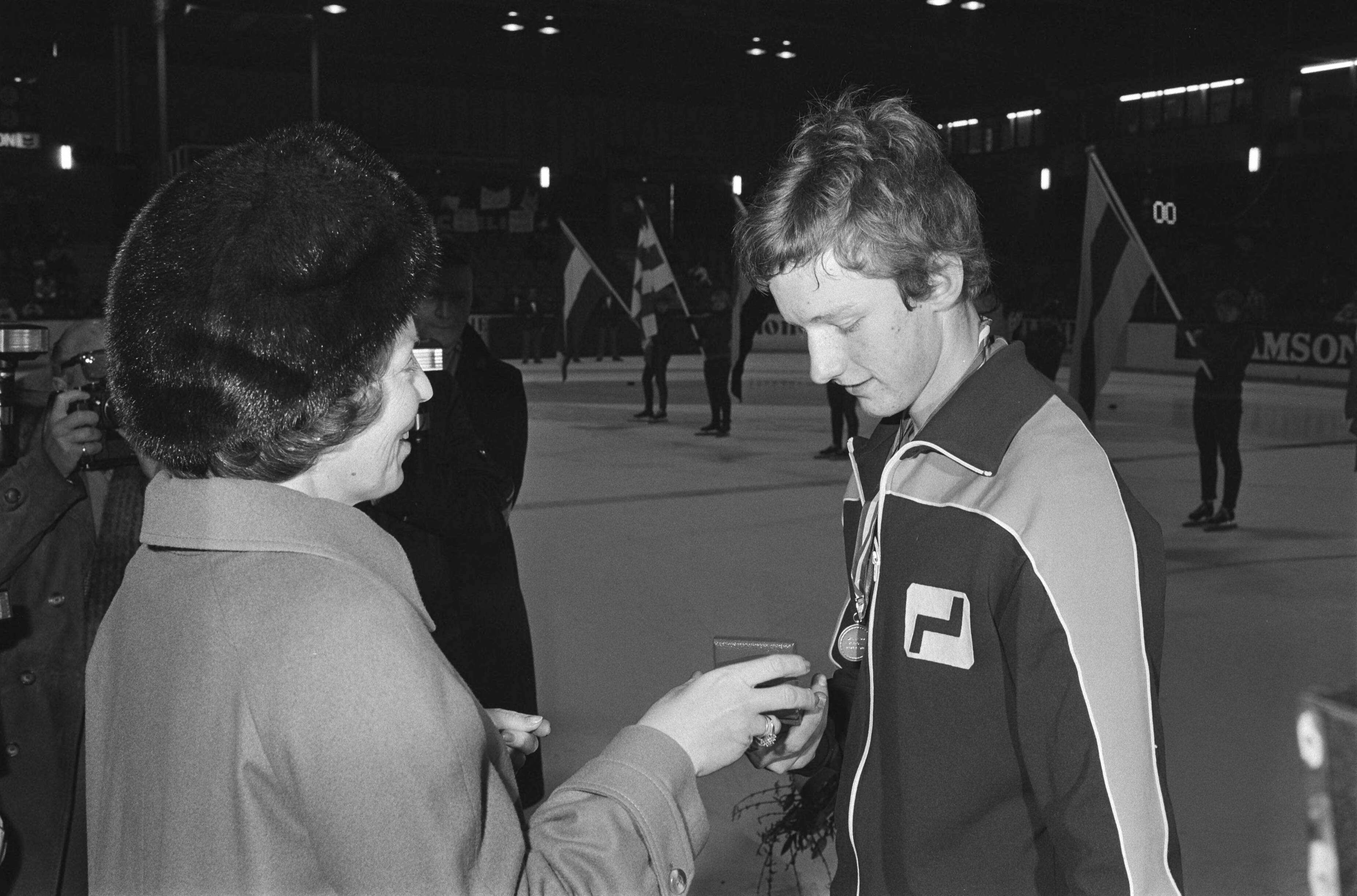Fotocollectie Anefo — Schaatswedstrijden op de Uithof in Den Haag ter gelegenheid van 100-jarig bestaan KNSB. Beatrix geeft prijs Tjerk Terpstra — Foto: Antonisse, Marcel / Anefo. Licentie: Set B: Rechtenvrij / Publiek Domein. Bron: Nationaal Archief. http://hdl.handle.net/10648/ad115e12-d0b4-102d-bcf8-003048976d84