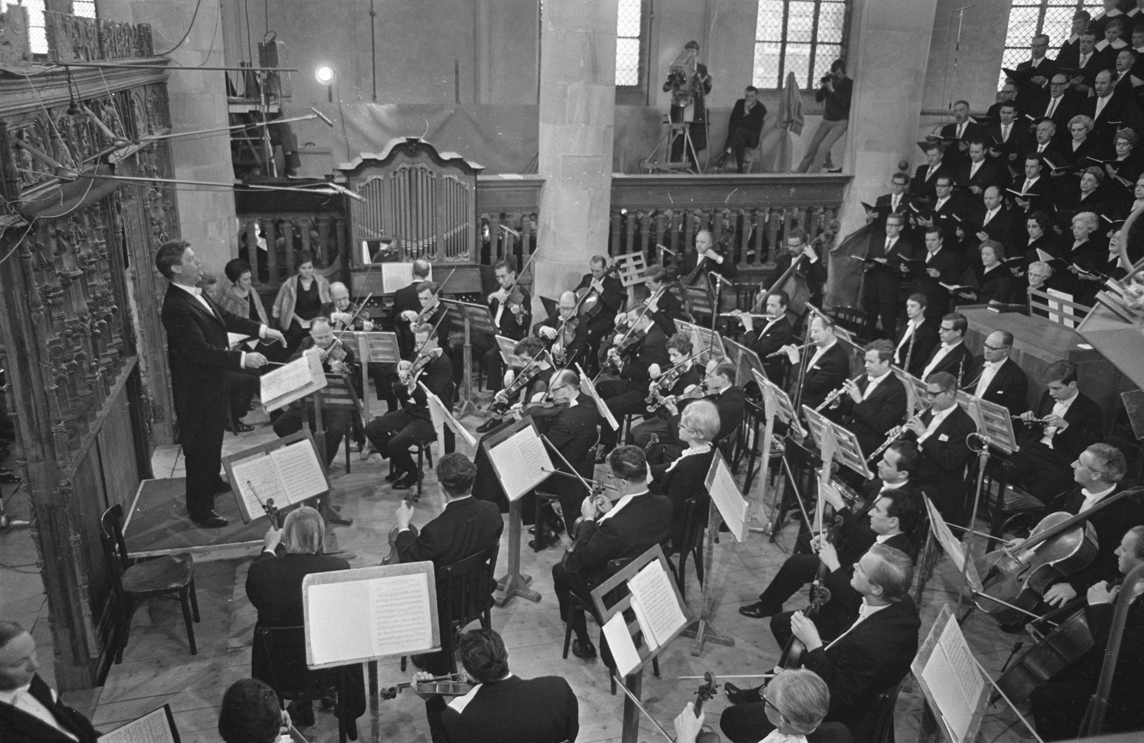 Fotocollectie Anefo — Uitvoering Mattheus Passion in Grote Kerk in Naarden — Foto: Nijs, Jac. de / Anefo. Licentie: Set B: Rechtenvrij / Publiek Domein. Bron: Nationaal Archief. http://hdl.handle.net/10648/ab3cc96e-d0b4-102d-bcf8-003048976d84