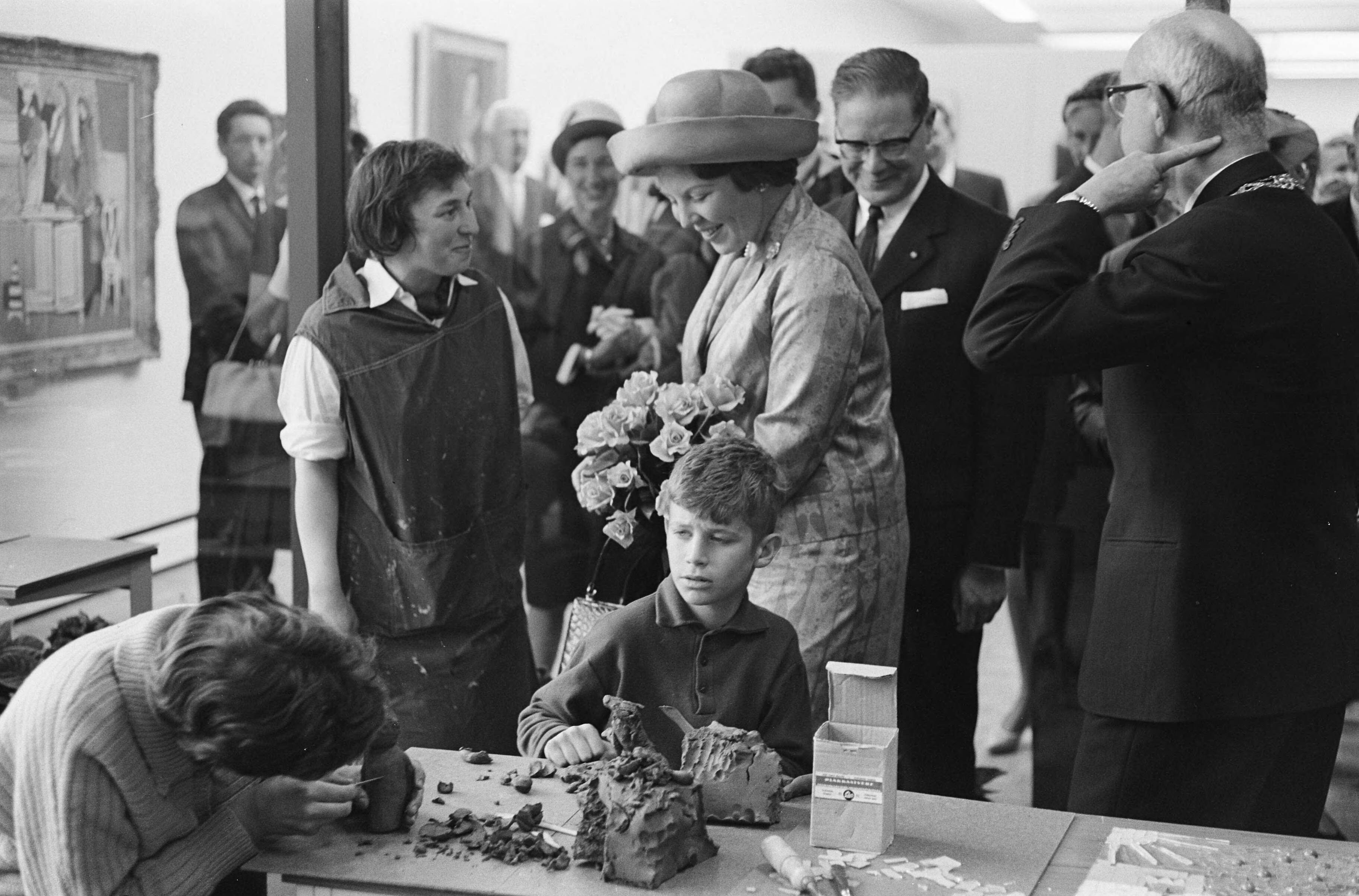 Fotocollectie Anefo — Prinses Beatrix opende nieuwe vleugel van het Haags Gemeentemuseum. Tijdens de rondgang brengt de prinses een bezoek aan de educatieruimte. Christa van Santen geeft uitleg — Foto: Pot, Harry / Anefo. Licentie: Set B: Rechtenvrij / Publiek Domein. Bron: Nationaal Archief. http://hdl.handle.net/10648/aa0f4364-d0b4-102d-bcf8-003048976d84
