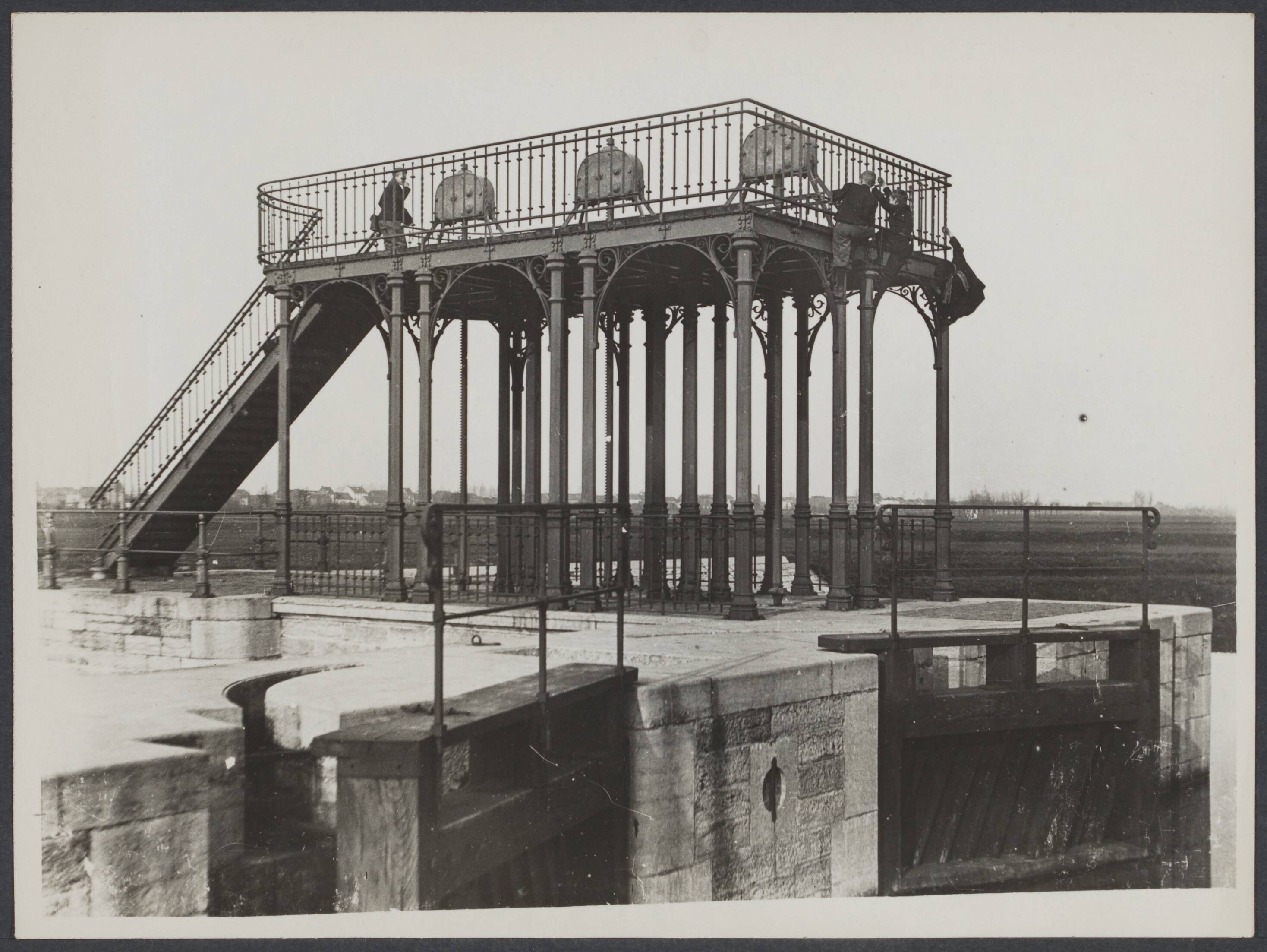 Mechelen — Mechelen. Zandpoortvest: zicht op de oude sluis aan de Dijle met ijzeren platform — Foto: Onbekend / Publiek Domein of Rechtenvrij. Licentie: Set B: Rechtenvrij / Publiek Domein. Bron: Nationaal Archief. http://hdl.handle.net/10648/64bb4fa7-ffe7-a325-bd36-9f53eb5e4fac
