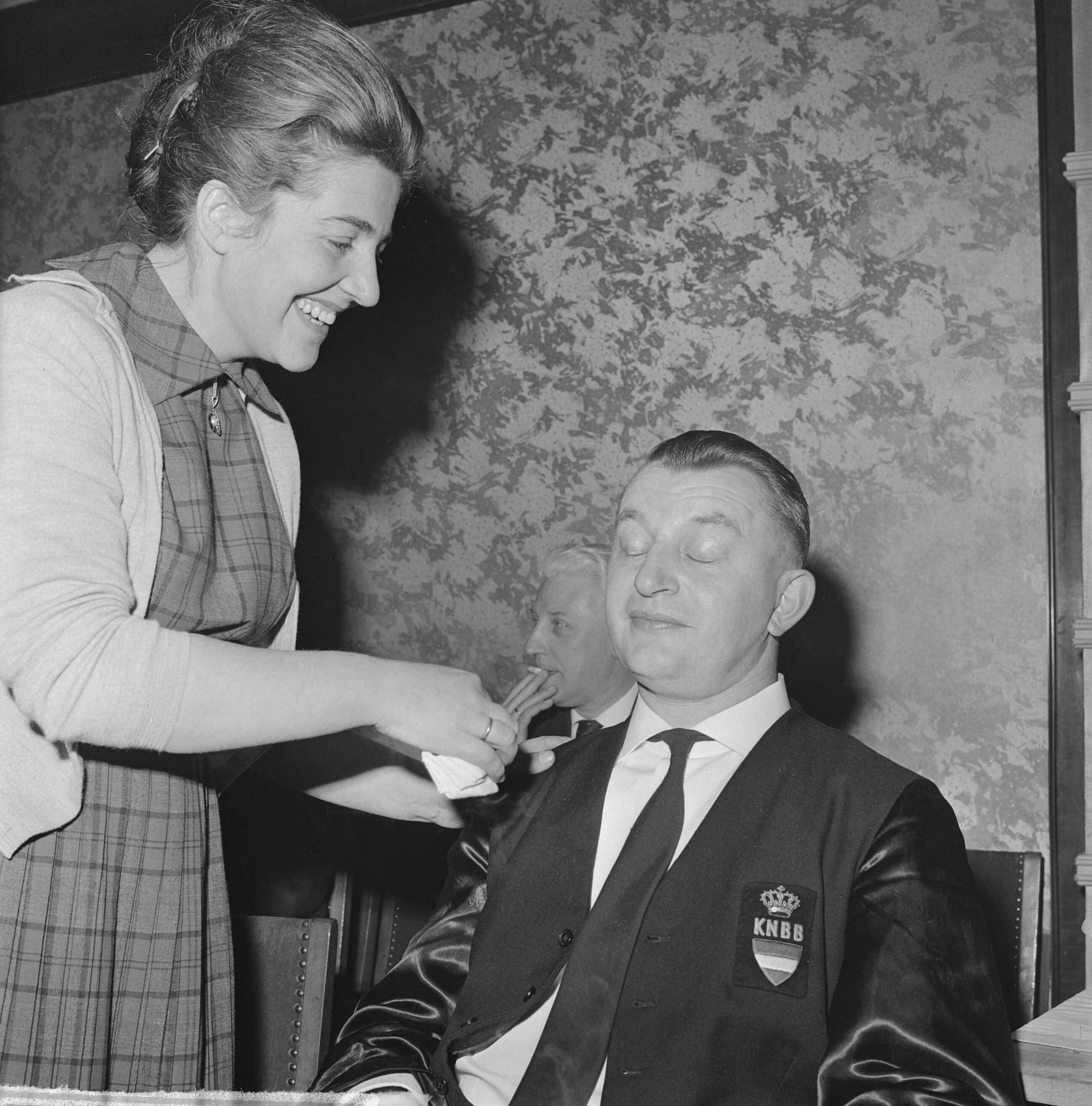 Fotocollectie Anefo — Nederlands kampioenschap Ereklasse driebanden. Hulde voor de kampioen Herman Popeijus , mevrouw Popeijus veegt zijn voorhoofd af na de strijd — Foto: Koch, Eric / Anefo. Licentie: Set B: Rechtenvrij / Publiek Domein. Bron: Nationaal Archief. http://hdl.handle.net/10648/aa2b2c64-d0b4-102d-bcf8-003048976d84