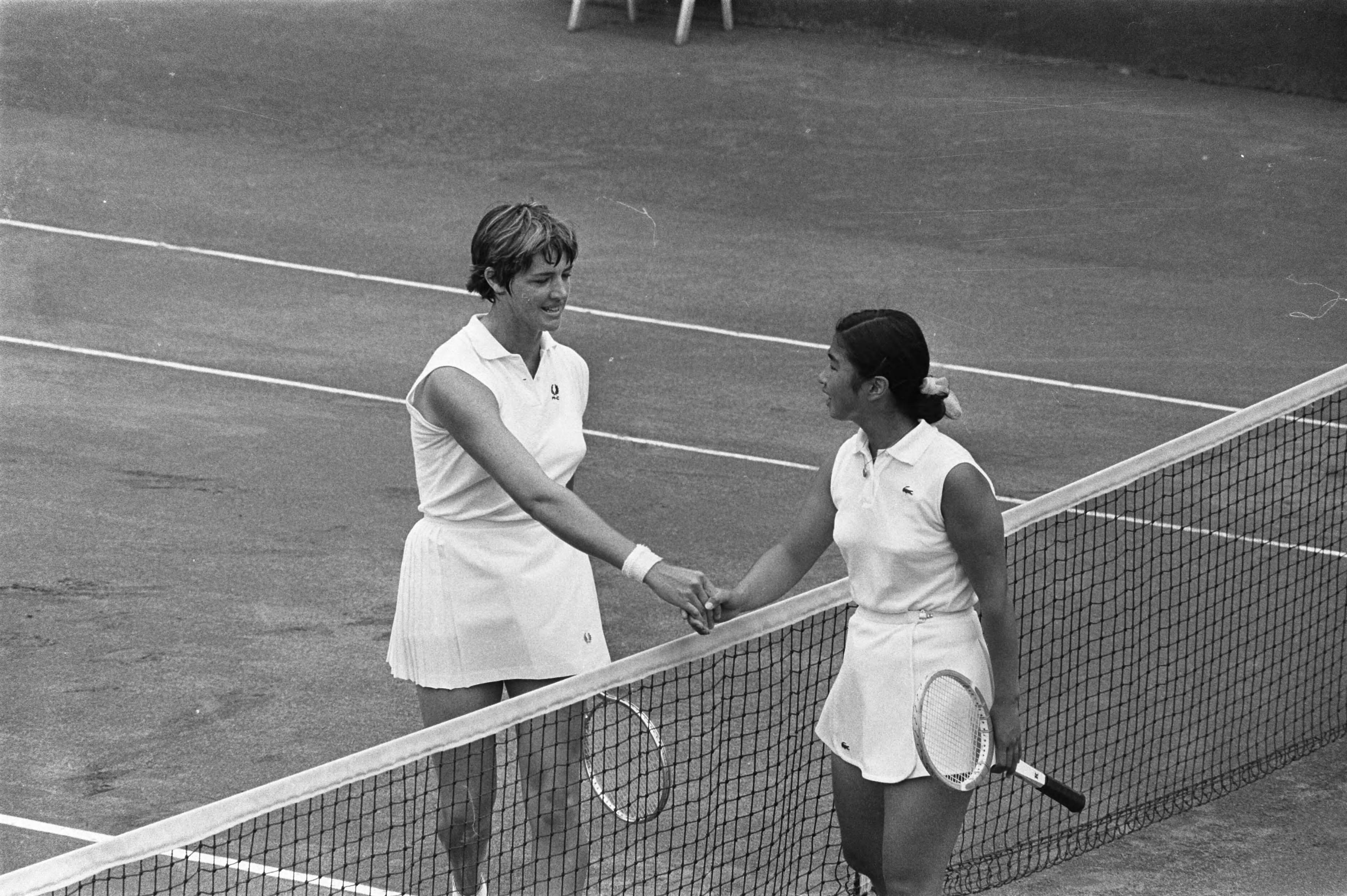 Fotocollectie Anefo — Internationale tenniskampioenschappen in Hilversum ( t Melkhuisje ); Margaret Court (links) wordt gefeliciteerd door mej. Sawamatsu — Foto: Verhoeff, Bert / Anefo. Licentie: Set B: Rechtenvrij / Publiek Domein. Bron: Nationaal Archief. http://hdl.handle.net/10648/ab9dccb4-d0b4-102d-bcf8-003048976d84