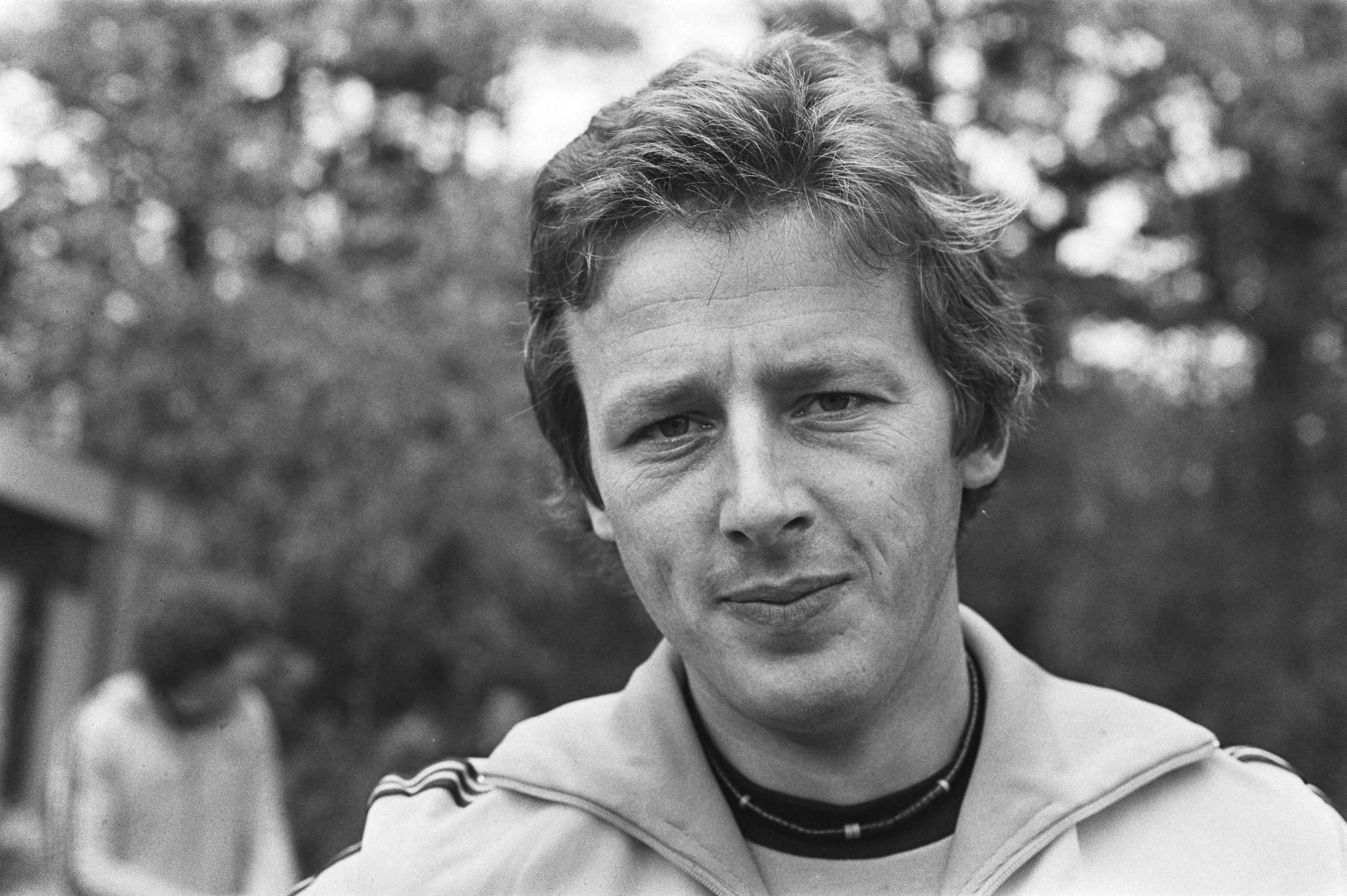 Fotocollectie Anefo — Training Nederlands elftal in Zeist; nr. 2 Hugo Hovenkamp (kop), nr. 3 Johan Neeskens (kop) — Foto: Peters, Hans / Anefo. Licentie: Set B: Rechtenvrij / Publiek Domein. Bron: Nationaal Archief. http://hdl.handle.net/10648/acb2a782-d0b4-102d-bcf8-003048976d84