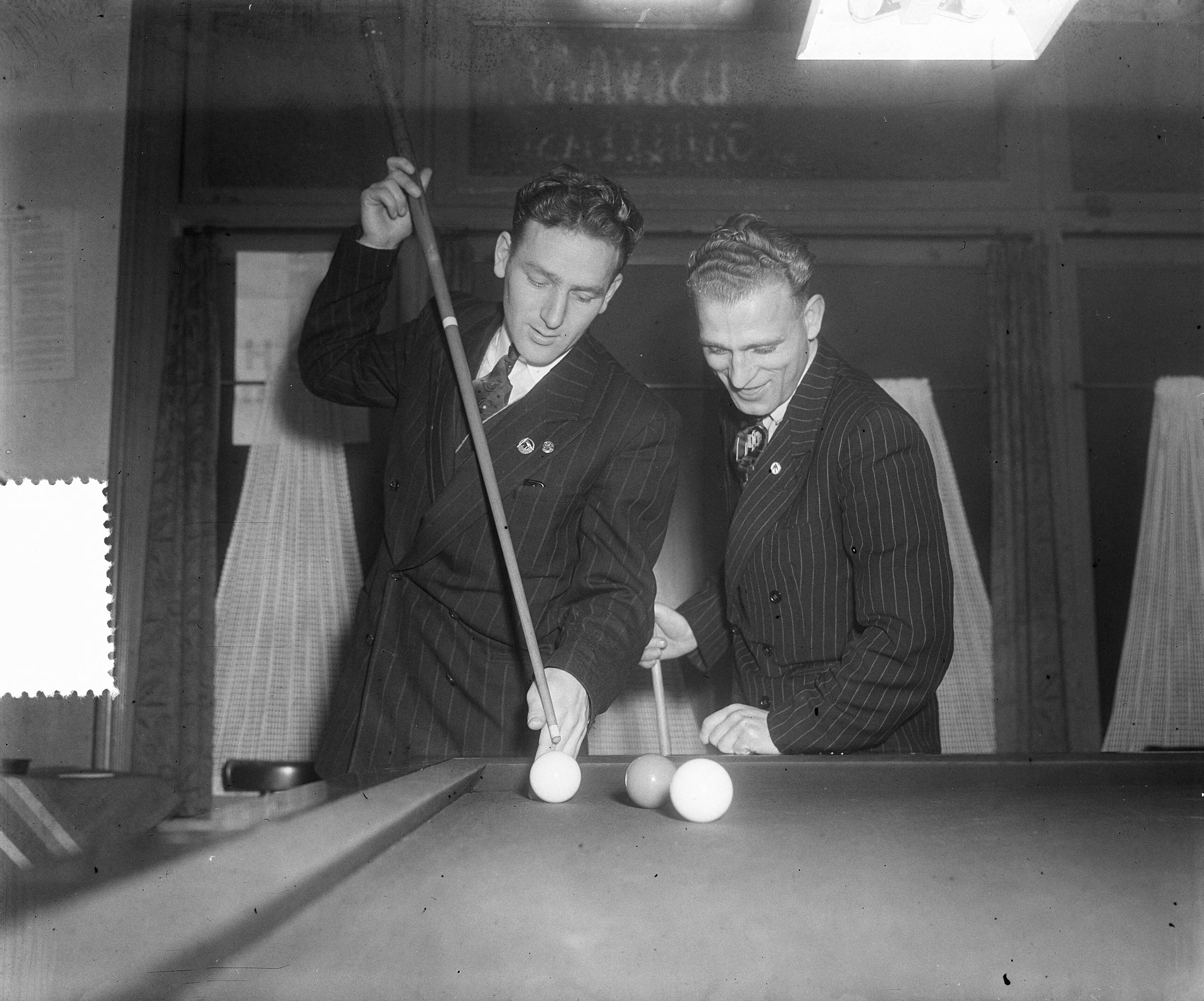 Reportage voetballer Louis Biesbrouck — Voetballer Louis Biesbrouck thuis in Haarlem. Aan het biljart (links) — Foto: Duinen, H. van / Anefo. Licentie: Set B: Rechtenvrij / Publiek Domein. Bron: Nationaal Archief. http://hdl.handle.net/10648/a8f49ec0-d0b4-102d-bcf8-003048976d84