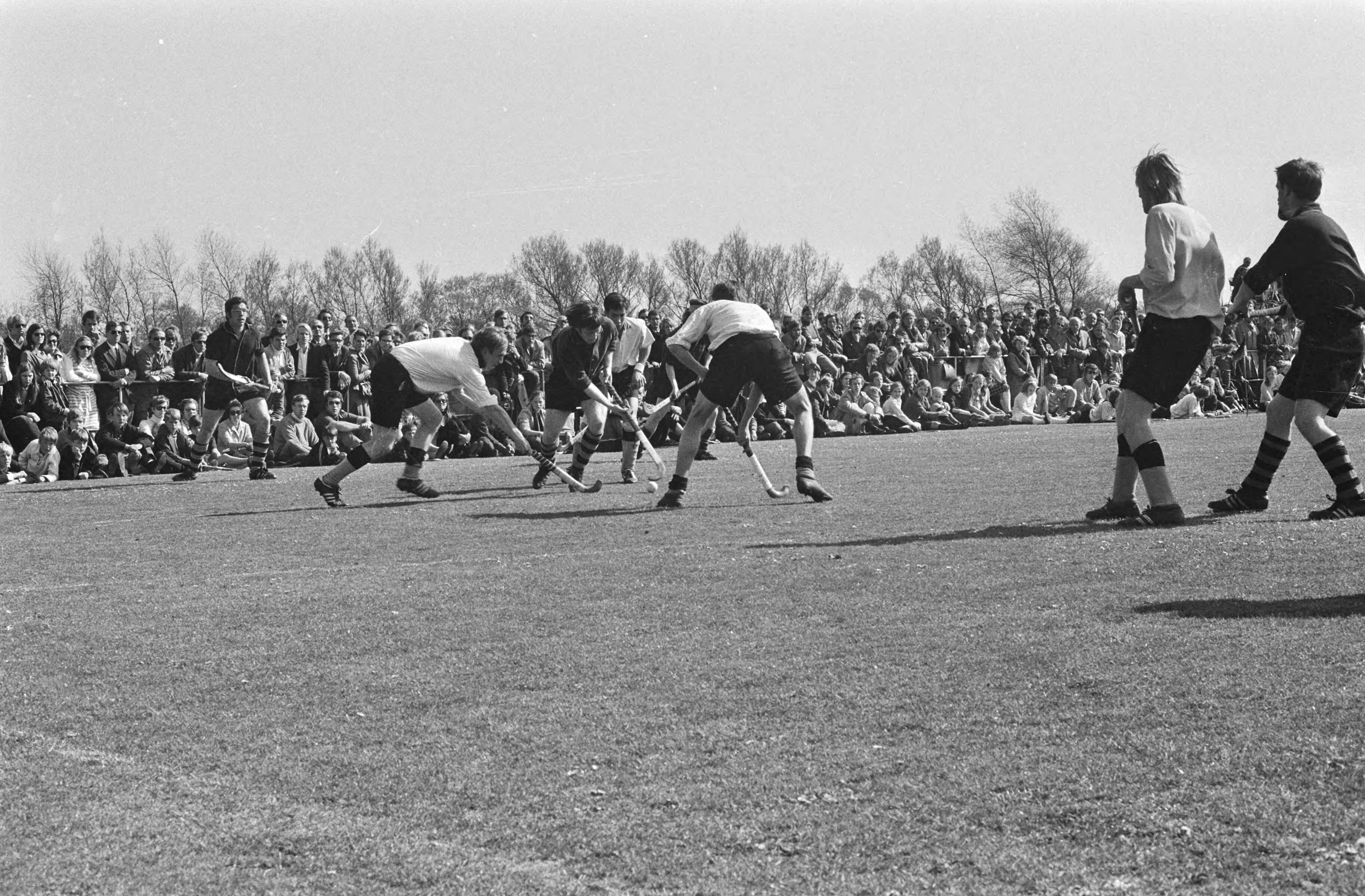 Hockeywedstrijd om het kampioenschap van Nederland, HGC - HTCC: 1-1 — Spelmoment — Foto: Fotograaf Onbekend / Anefo. Licentie: Set B: Rechtenvrij / Publiek Domein. Bron: Nationaal Archief. http://hdl.handle.net/10648/abbda6e2-d0b4-102d-bcf8-003048976d84