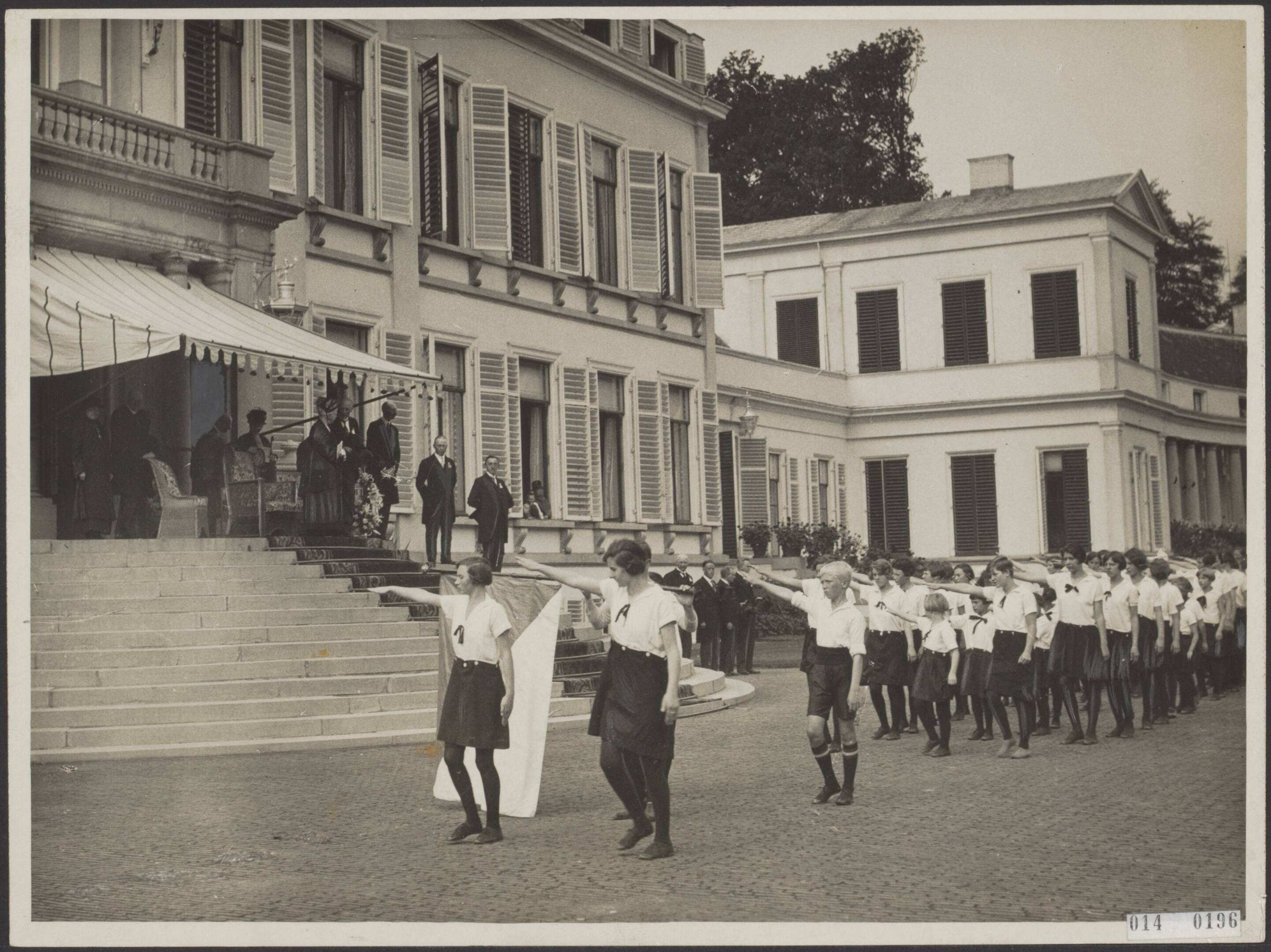 Fotocollectie Elsevier Binnenland — Defilé in Soestdijk n.a.v. het 900 jarig bestaan van Soest. De Soester Turnkring deflieert voor koningin-moeder Emma — Foto: N.V. Polygoon. Licentie: Set B: Rechtenvrij / Publiek Domein. Bron: Nationaal Archief. http://hdl.handle.net/10648/adafe316-d0b4-102d-bcf8-003048976d84