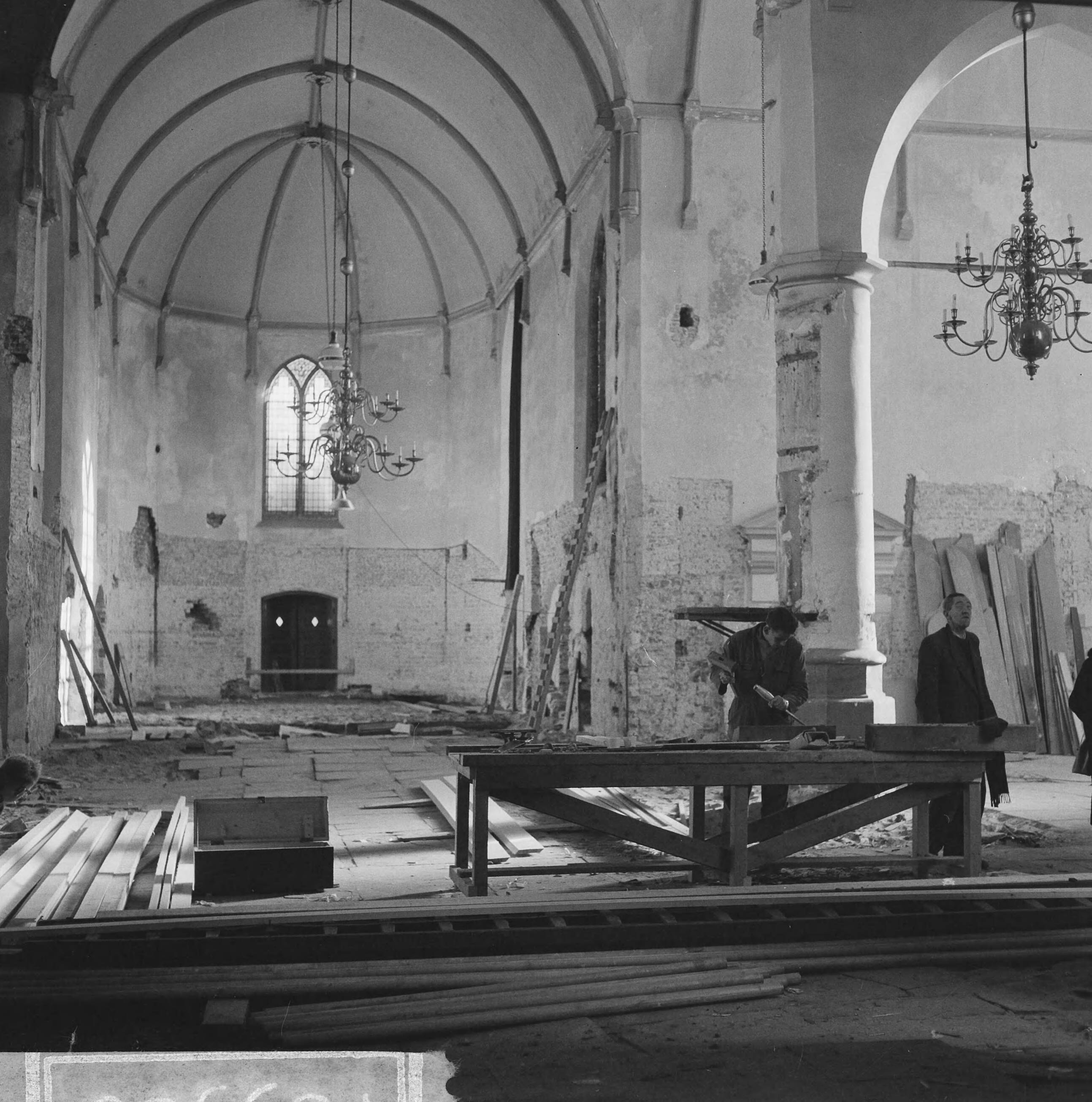Restauratie van de oude dorpskerk te Voorburg — Interieur van de oude dorpskerk tijdens de restauratie — Foto: Kroon, Ron / Anefo. Licentie: Set B: Rechtenvrij / Publiek Domein. Bron: Nationaal Archief. http://hdl.handle.net/10648/aacbb968-d0b4-102d-bcf8-003048976d84