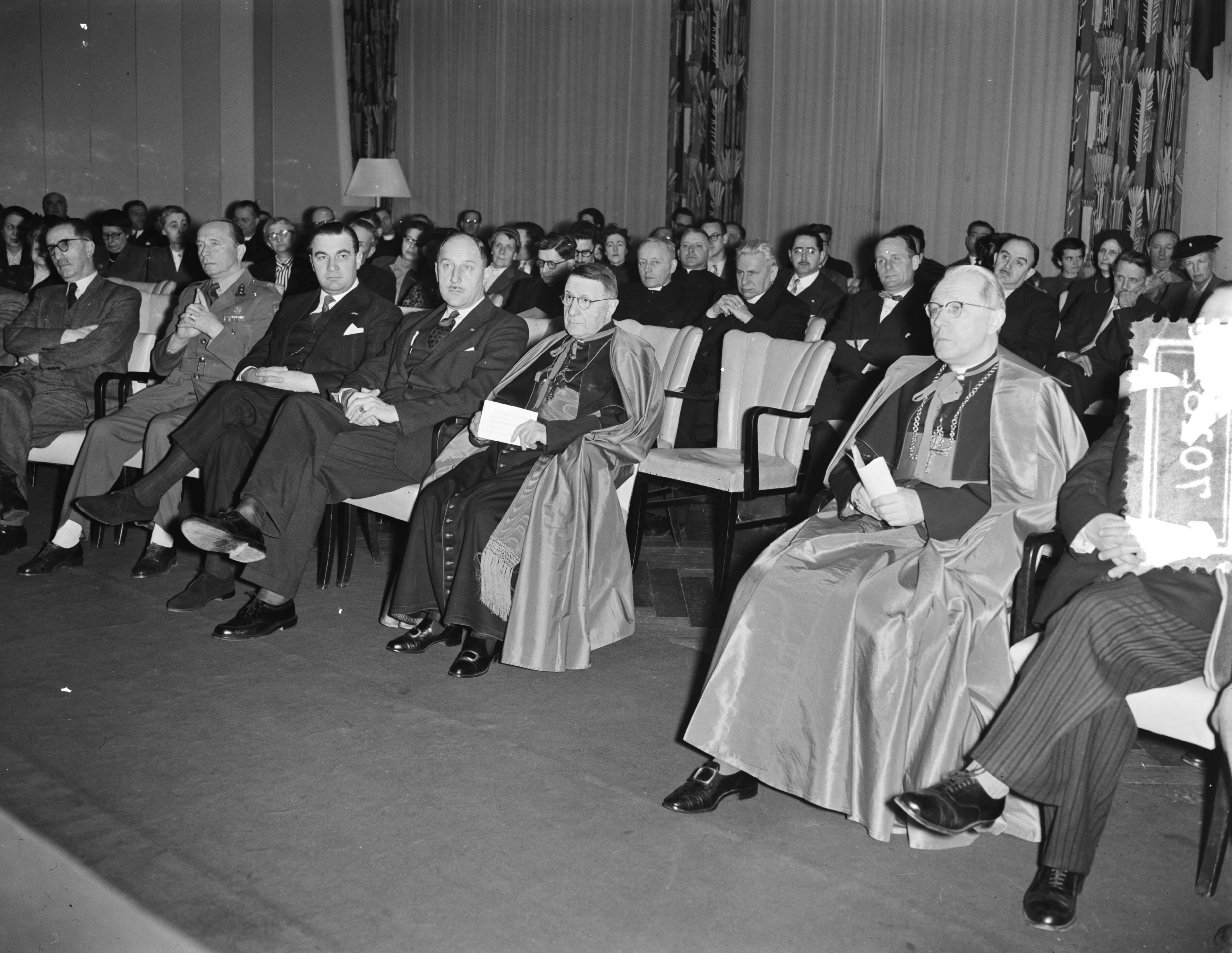 Fotocollectie Anefo — Congres van de Internationale Katholieke Werkgeversorganisaties in het Kurhaus te Scheveningen. Op de eerste rij vlnr. generaal b.d. Kroon, E. Sassen, minister J.M.A.H. Luns, pauselijke internuntius Paolo Giobbe, mgr. B.J. Alfrink en prof. Rogier — Foto: Pot, Harry / Anefo. Licentie: Set B: Rechtenvrij / Publiek Domein. Bron: Nationaal Archief. http://hdl.handle.net/10648/a931ea46-d0b4-102d-bcf8-003048976d84