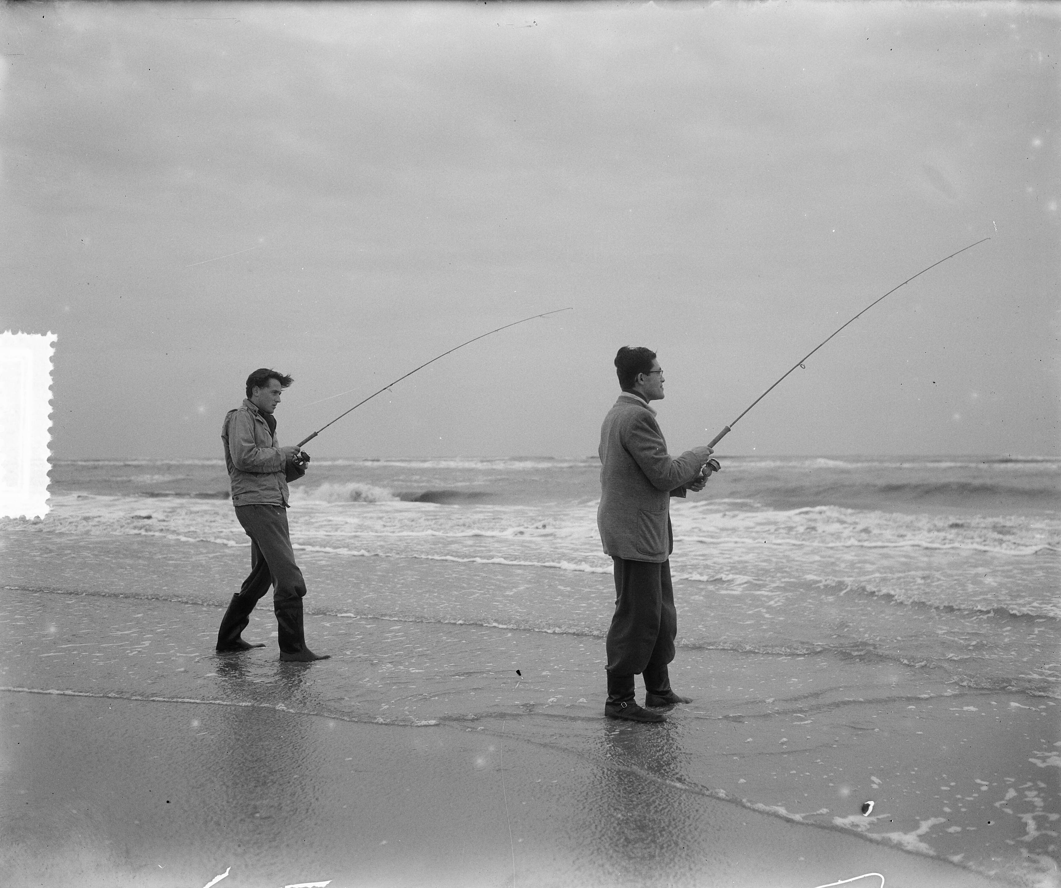 Fotocollectie Anefo — Hengelaars op het strand van Zandvoort — Foto: Behrens, Herbert F. / Anefo. Licentie: Set B: Rechtenvrij / Publiek Domein. Bron: Nationaal Archief. http://hdl.handle.net/10648/a9165f1a-d0b4-102d-bcf8-003048976d84