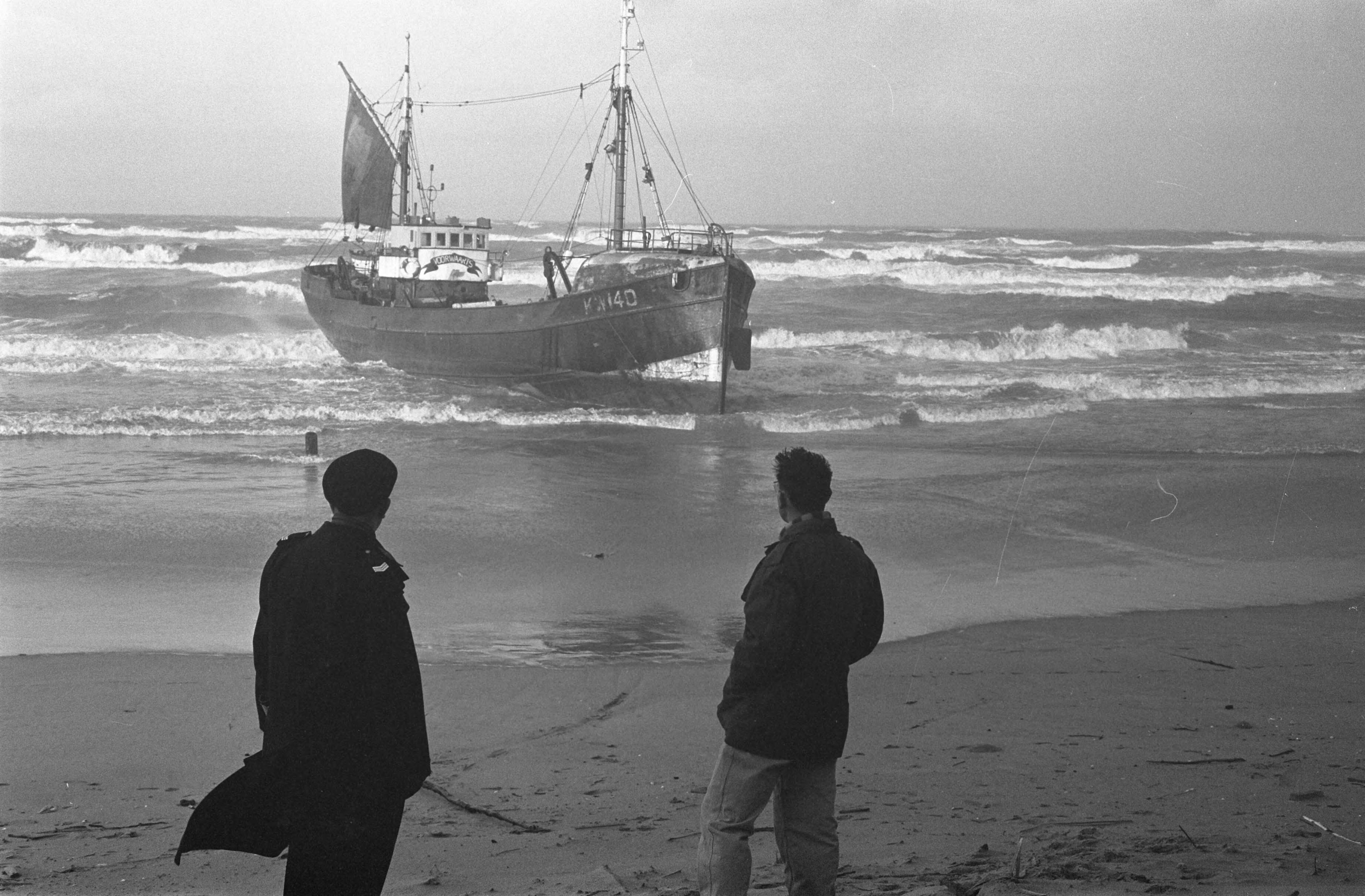 Fotocollectie Anefo — Logger "Voorwaarts" KW 140, tussen Castricum en Egmond aan Zee gestrand — Foto: Pot, Harry / Anefo. Licentie: Set B: Rechtenvrij / Publiek Domein. Bron: Nationaal Archief. http://hdl.handle.net/10648/aa1f2590-d0b4-102d-bcf8-003048976d84