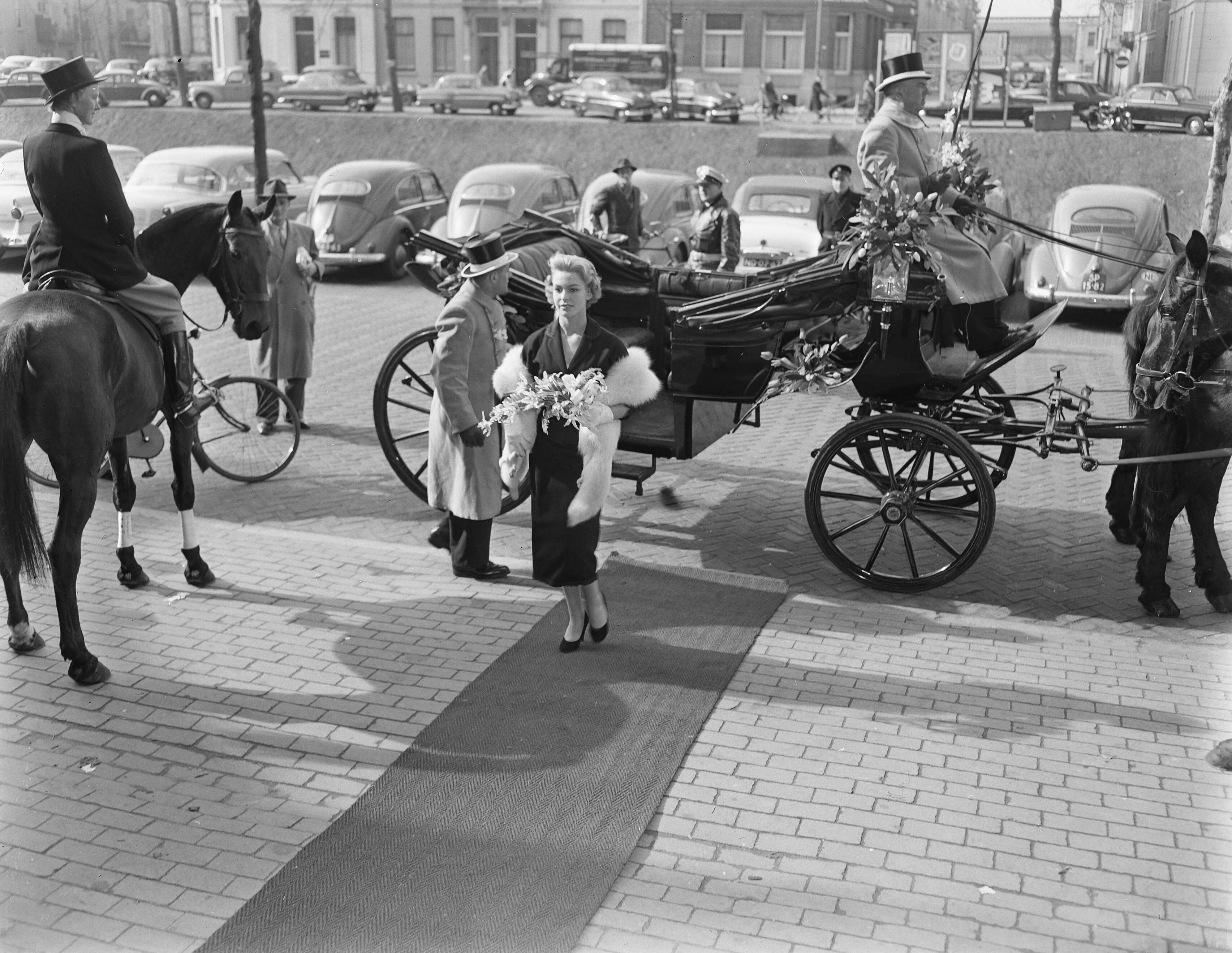 Fotocollectie Anefo — Miss Holland 1956 Rita Schmidt bezoekt Textieljaarbeurs te Utrecht — Foto: Pot, Harry / Anefo. Licentie: Set B: Rechtenvrij / Publiek Domein. Bron: Nationaal Archief. http://hdl.handle.net/10648/a944c706-d0b4-102d-bcf8-003048976d84