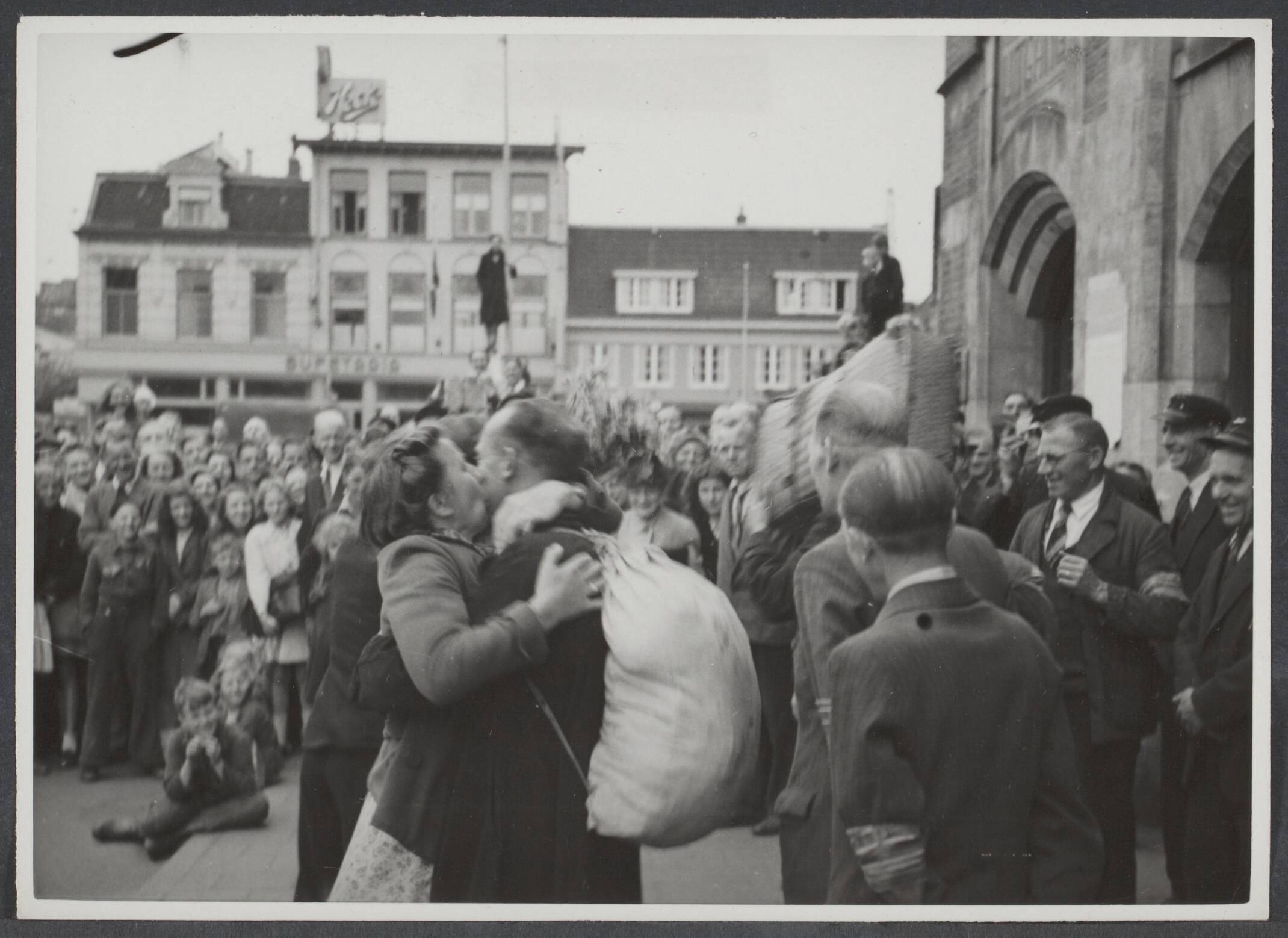 Arbeidsdienst. Waaronder "Nederlandse Arbeidsdienst" en "Vreugde en Arbeid" ("Fut door lol" 81). Ook opbouwdienst 1940/41. — [Serie: repatriëring Arbeitseinsatz] Juni-Juli 1945. Nederlandse jongens teruggekeerd uit Duitsland. Begroetingen op Statiionsplein in Haarlem — Foto: Bosen, Frans / Spaarnestad. Licentie: Set B: Rechtenvrij / Publiek Domein. Bron: Nationaal Archief. http://hdl.handle.net/10648/7567816e-2477-0468-9f28-8c098a3351b4