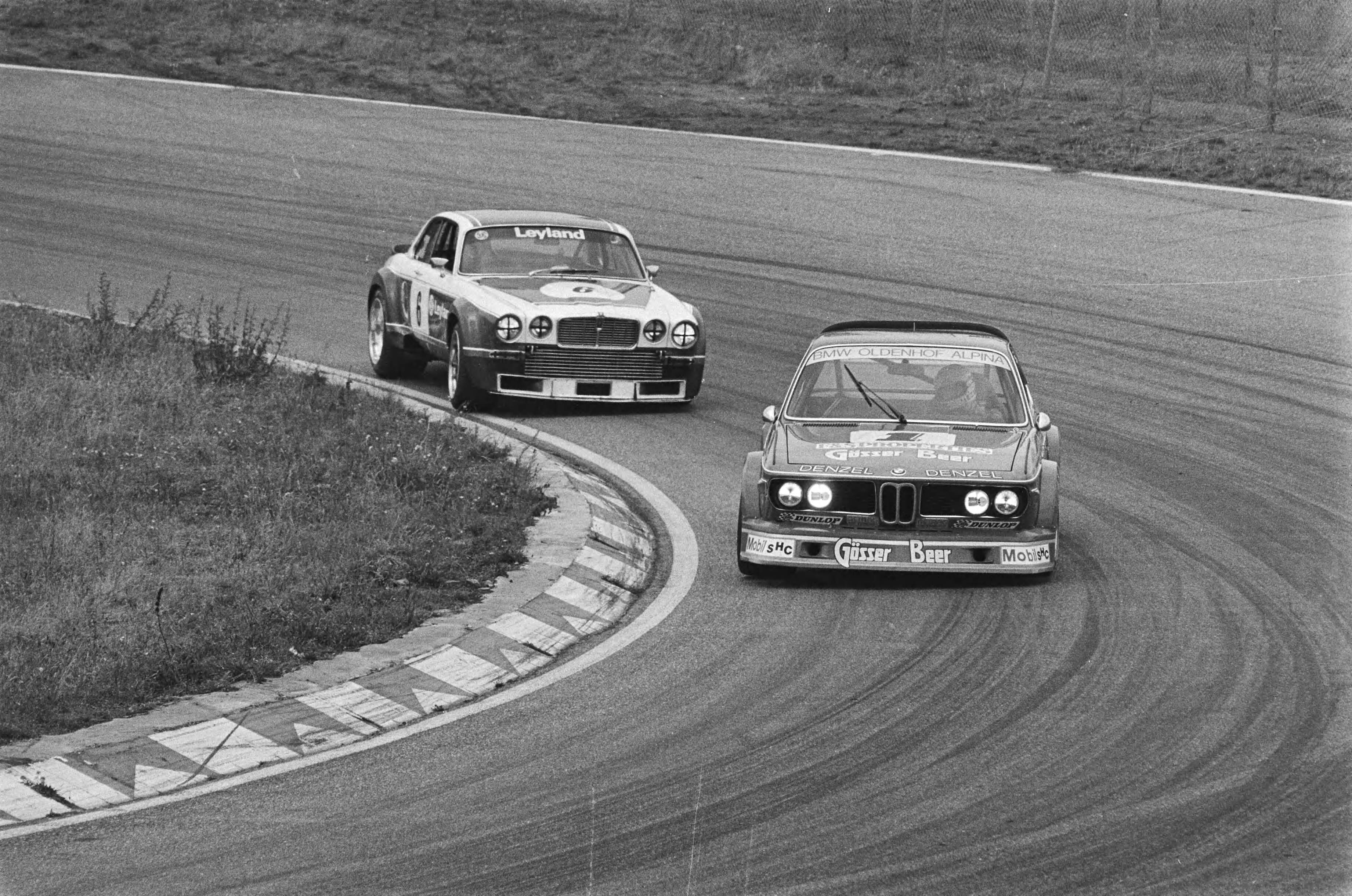 Fotocollectie Anefo — 4 uursraces Zandvoort Trophy, Henemans met BMW, daarachte Engelsman Bell met Jaguar — Foto: Peters, Hans / Anefo. Licentie: Set B: Rechtenvrij / Publiek Domein. Bron: Nationaal Archief. http://hdl.handle.net/10648/aca0a1ae-d0b4-102d-bcf8-003048976d84