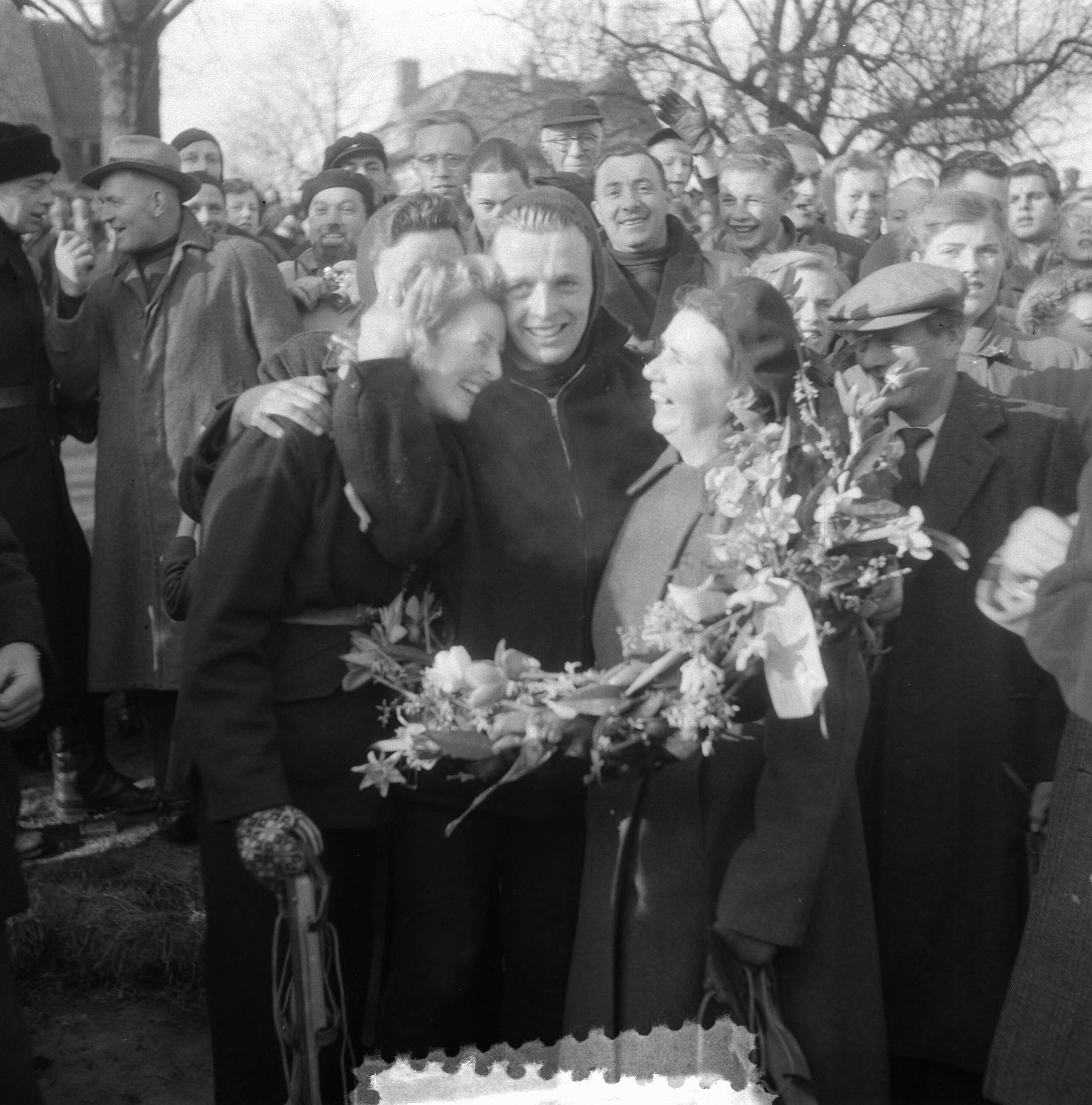 Elfstedentocht 1954 — Elfstedentocht. Winnaar Jeen van den Berg wordt gehuldigd — Foto: Noske, J.D. / Anefo. Licentie: Set B: Rechtenvrij / Publiek Domein. Bron: Nationaal Archief. http://hdl.handle.net/10648/a91c53a2-d0b4-102d-bcf8-003048976d84