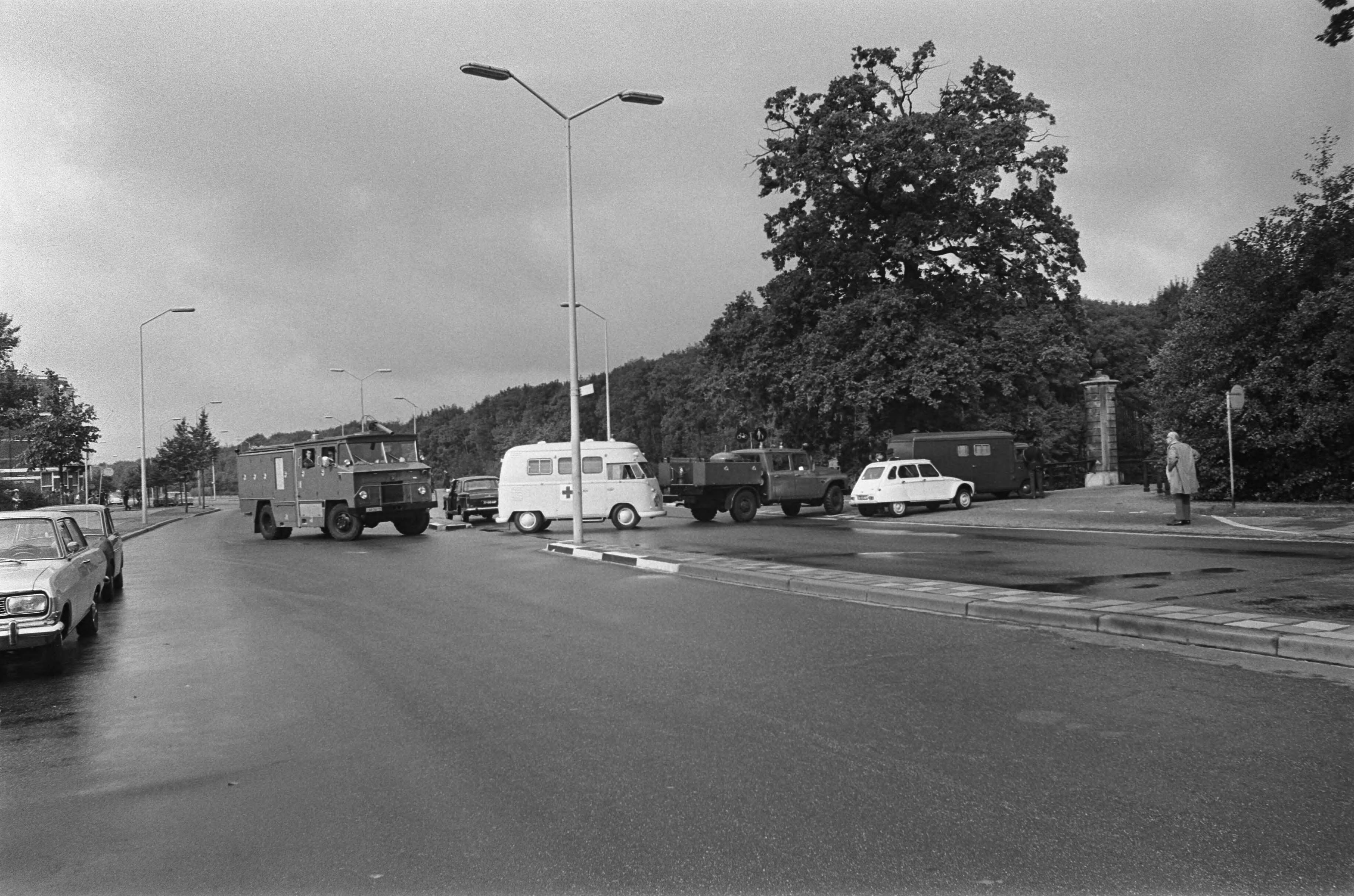 Fotocollectie Anefo — Zware bewaking bij Huis ten Bosch , Den Haag — Foto: Mieremet, Rob / Anefo. Licentie: Set B: Rechtenvrij / Publiek Domein. Bron: Nationaal Archief. http://hdl.handle.net/10648/aba1f97e-d0b4-102d-bcf8-003048976d84