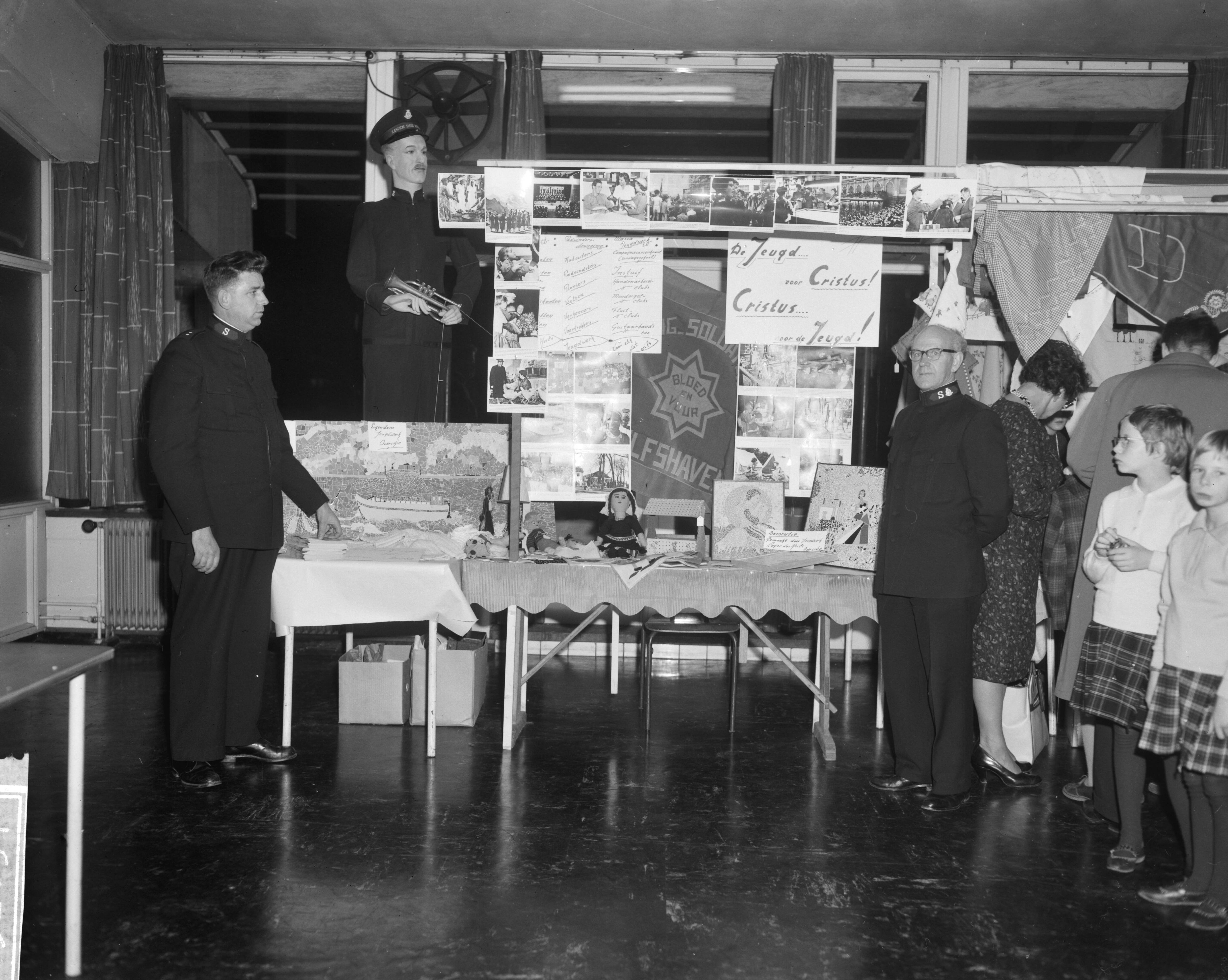 Fotocollectie Anefo — NAKIJKEN Opdracht: Stand van het Legers des Heils in Rotterdam — Foto: Bilsen, Joop van / Anefo. Licentie: Set B: Rechtenvrij / Publiek Domein. Bron: Nationaal Archief. http://hdl.handle.net/10648/a9eda812-d0b4-102d-bcf8-003048976d84