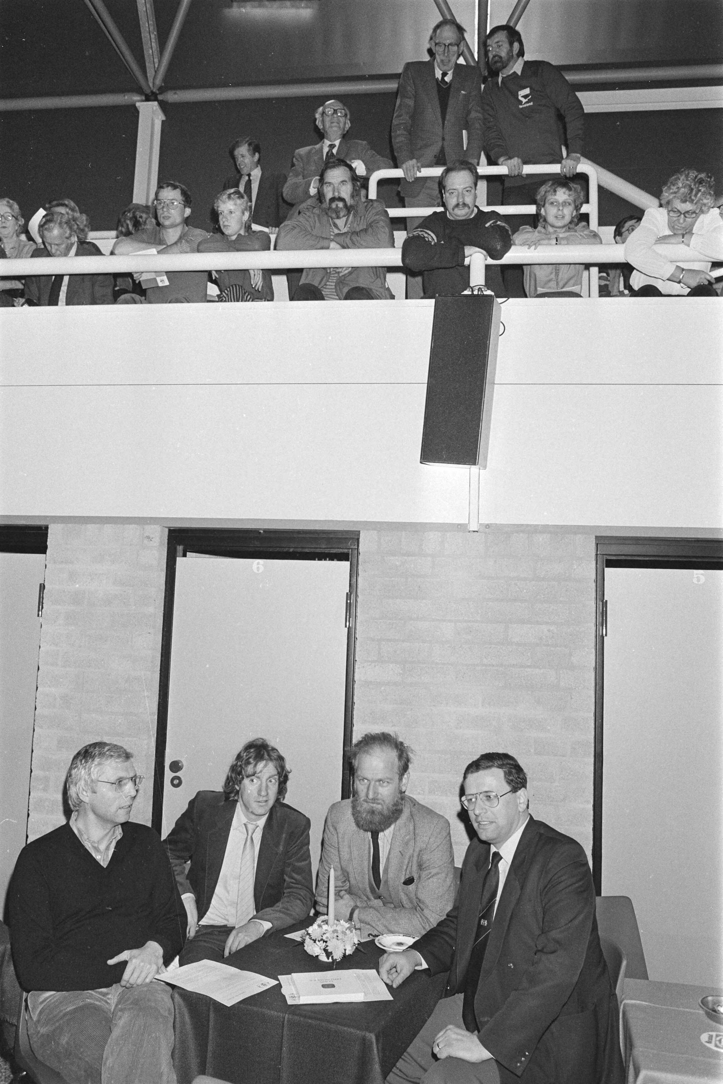 Fotocollectie Anefo — Installatie burgemeester en gemeenteraden Almere en Zeewolde (in Almere werden de 2 raadsleden van CP nog niet geinstalleerd); Fresco — Foto: Croes, Rob C. / Anefo. Licentie: Set B: Rechtenvrij / Publiek Domein. Bron: Nationaal Archief. http://hdl.handle.net/10648/ad32d038-d0b4-102d-bcf8-003048976d84