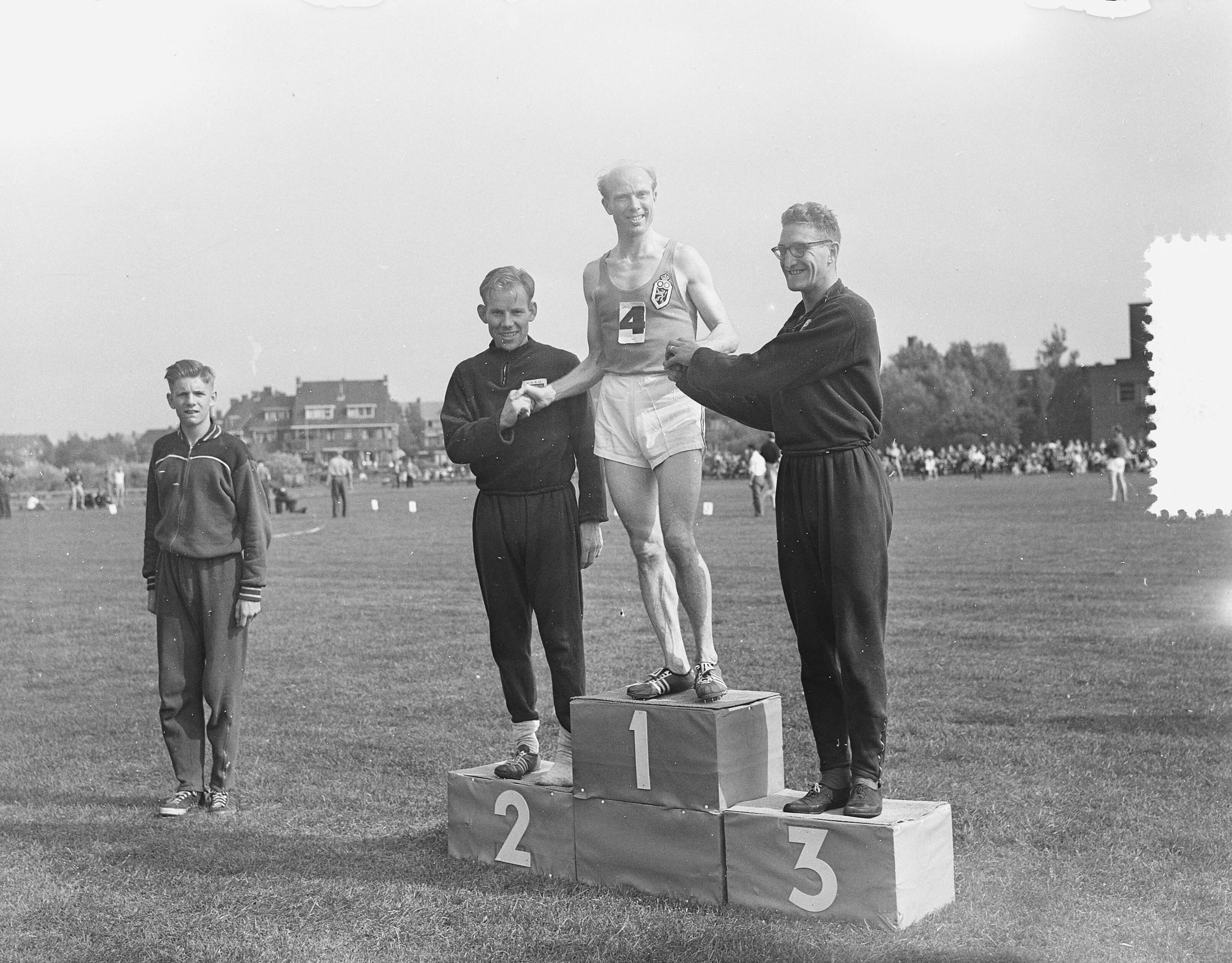 Fotocollectie Anefo — Atletiek. Landenontmoeting Nederland-België. Huldiging 5000 m heren. Vlnr. Viset, Reiff (B.) en Fekkes — Foto: Bilsen, Joop van / Anefo. Licentie: Set B: Rechtenvrij / Publiek Domein. Bron: Nationaal Archief. http://hdl.handle.net/10648/a93a23fa-d0b4-102d-bcf8-003048976d84