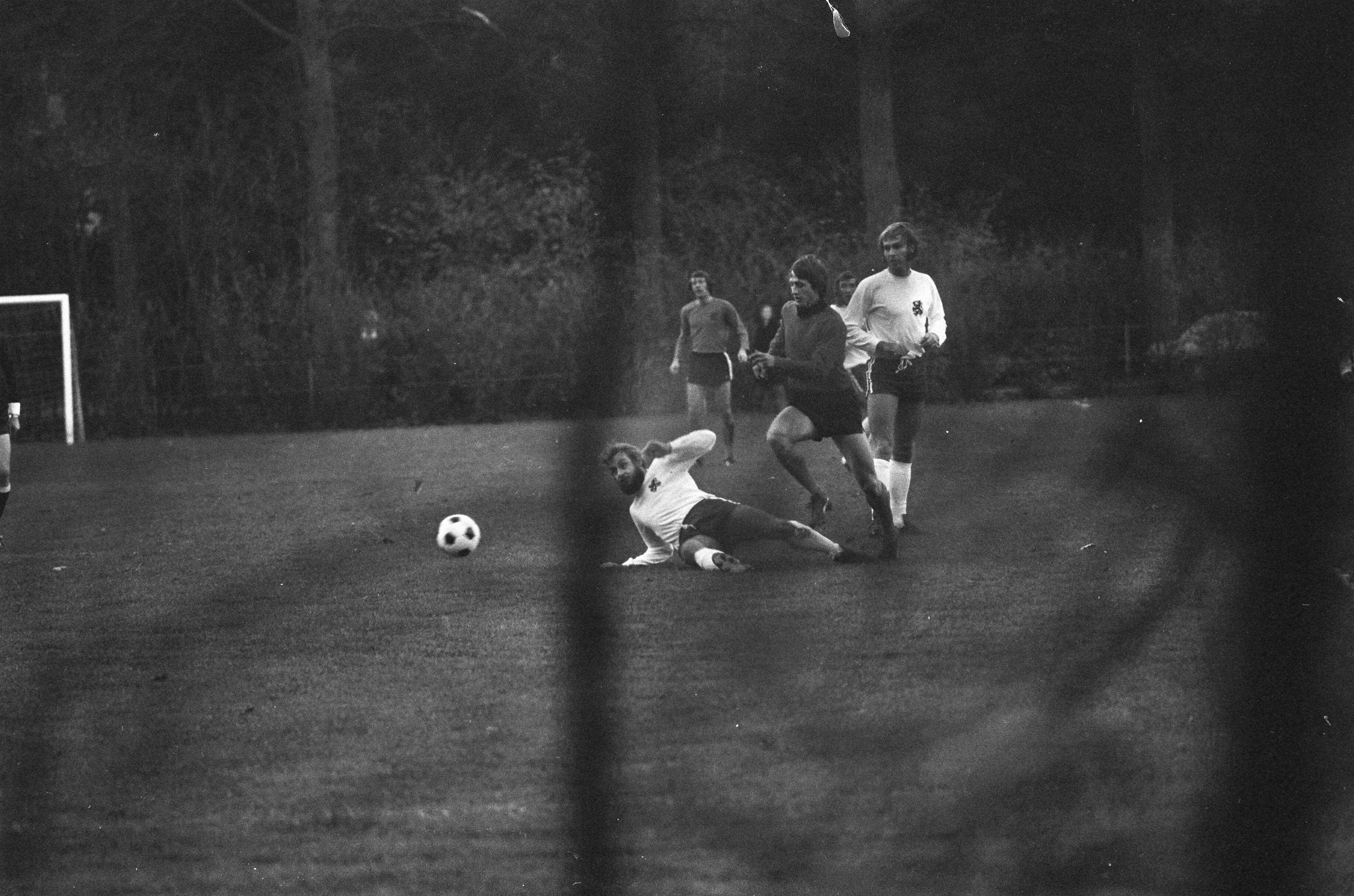 Fotocollectie Anefo — De selectie van het Nederlands elftal speelt een oefenwedstrijd in Zeist — Foto: Mieremet, Rob / Anefo. Licentie: Set B: Rechtenvrij / Publiek Domein. Bron: Nationaal Archief. http://hdl.handle.net/10648/ac3c819c-d0b4-102d-bcf8-003048976d84