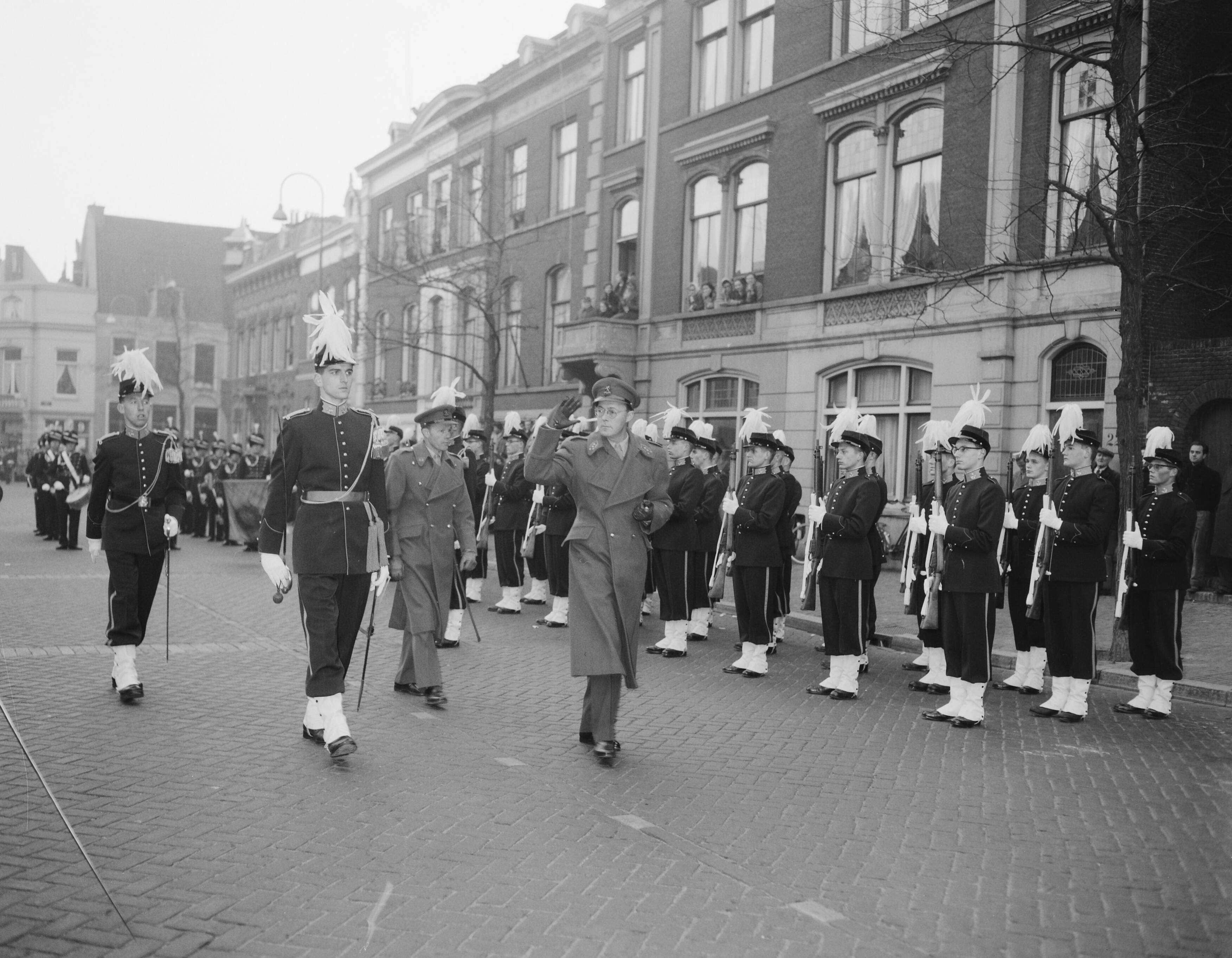 Fotocollectie Anefo — Nieuwe uniformen voor de Utrechtse Studenten Weerbaarheid. Inspectie erewacht door prins Bernhard — Foto: Pot, Harry / Anefo. Licentie: Set B: Rechtenvrij / Publiek Domein. Bron: Nationaal Archief. http://hdl.handle.net/10648/a97009f2-d0b4-102d-bcf8-003048976d84