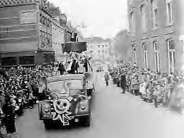 Fotocollectie Anefo — Carnavaloptocht in Maastricht — Foto: Rossem, Wim van / Anefo. Licentie: Set B: Rechtenvrij / Publiek Domein. Bron: Nationaal Archief. http://hdl.handle.net/10648/a9759ab6-d0b4-102d-bcf8-003048976d84