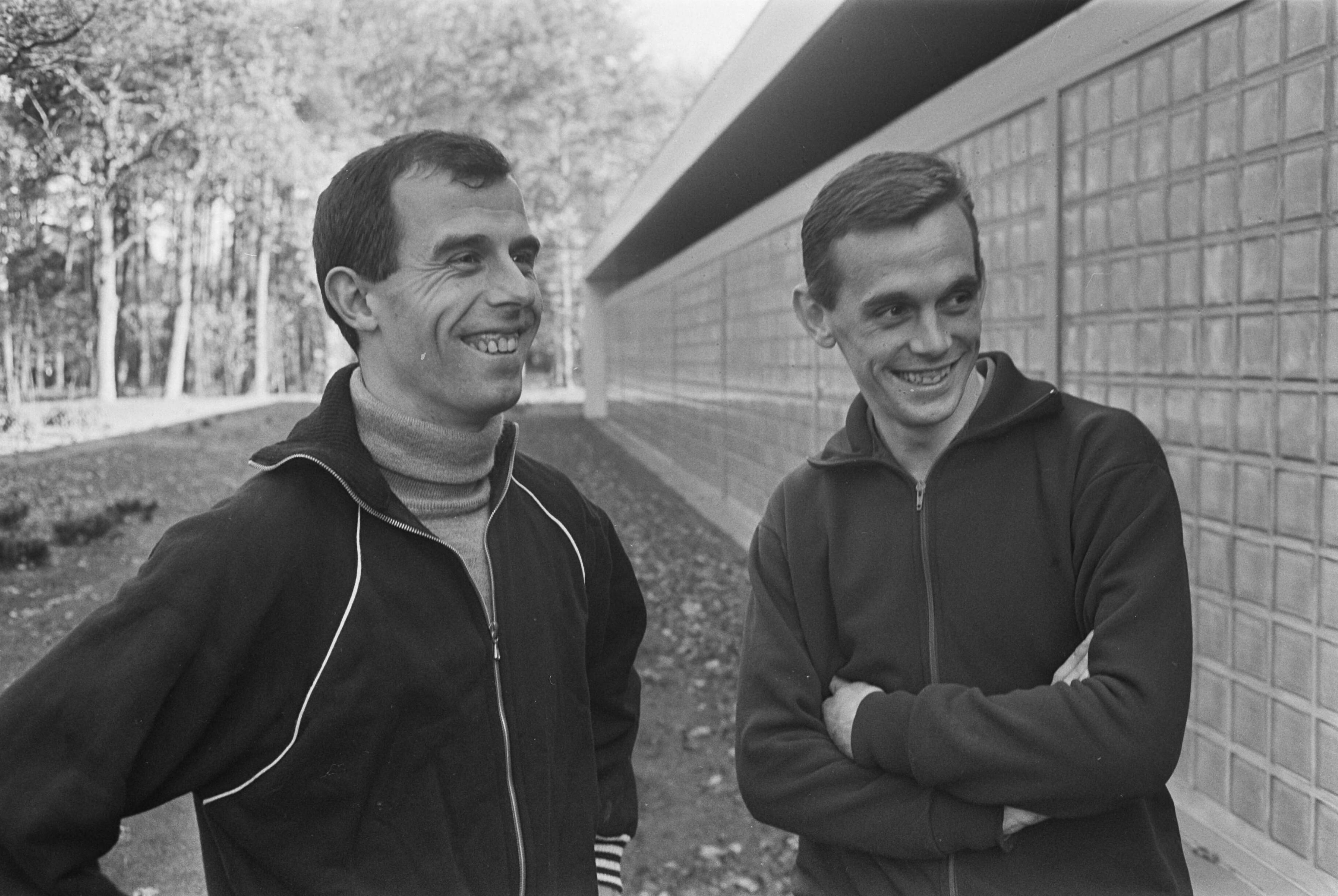 Trainin — Training Nederlands Elftal in Zeist. Coen Moulijn (l.) met de nieuweling Miel Pijs (r.) van PSV — Foto: Fotograaf Onbekend / Anefo. Licentie: Set B: Rechtenvrij / Publiek Domein. Bron: Nationaal Archief. http://hdl.handle.net/10648/aacbc084-d0b4-102d-bcf8-003048976d84